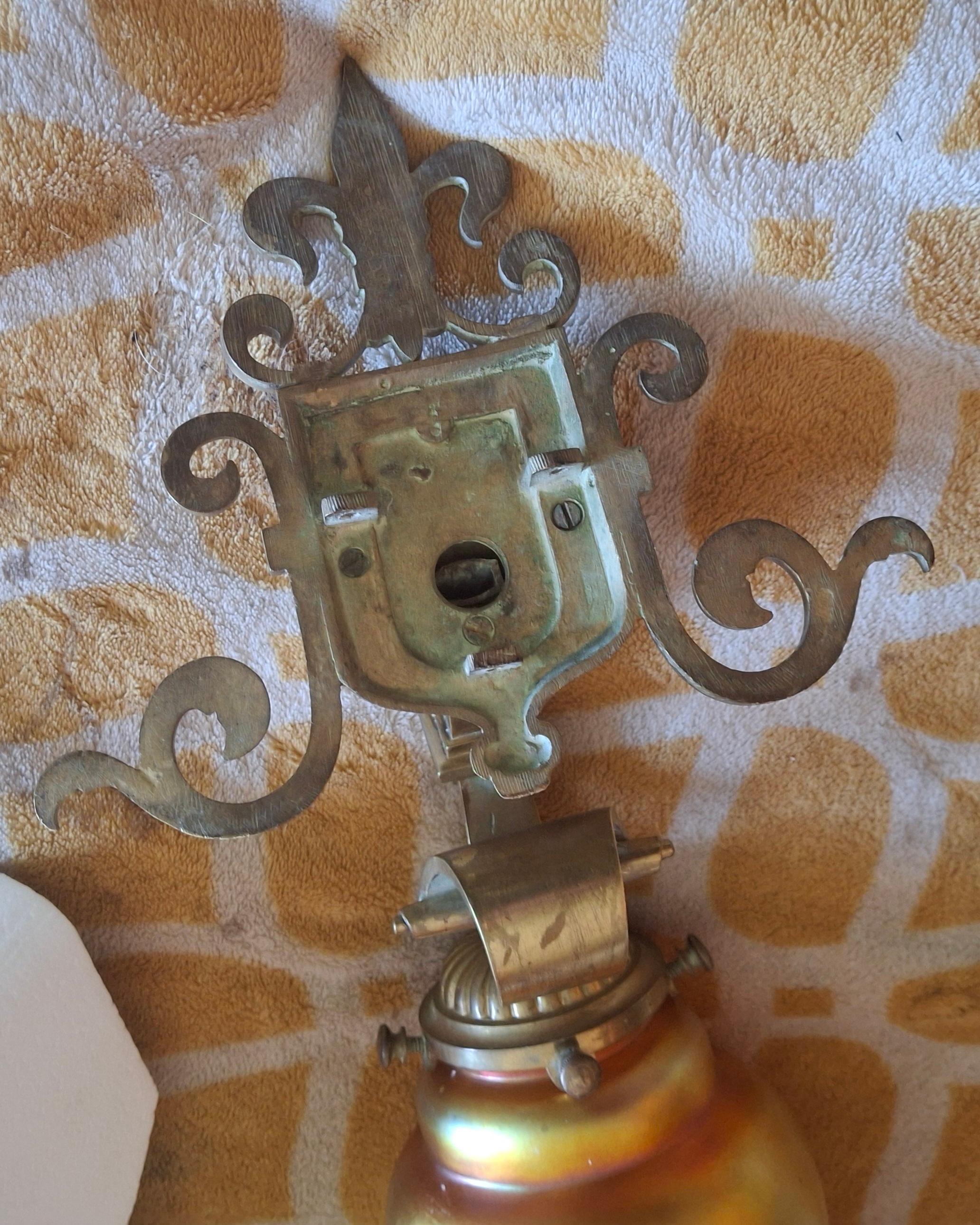 Lámpara de pared Art Decó francesa de bronce de los años 30 Máscara de león/ Flor de Lis/ Pantalla Steuben en venta 13