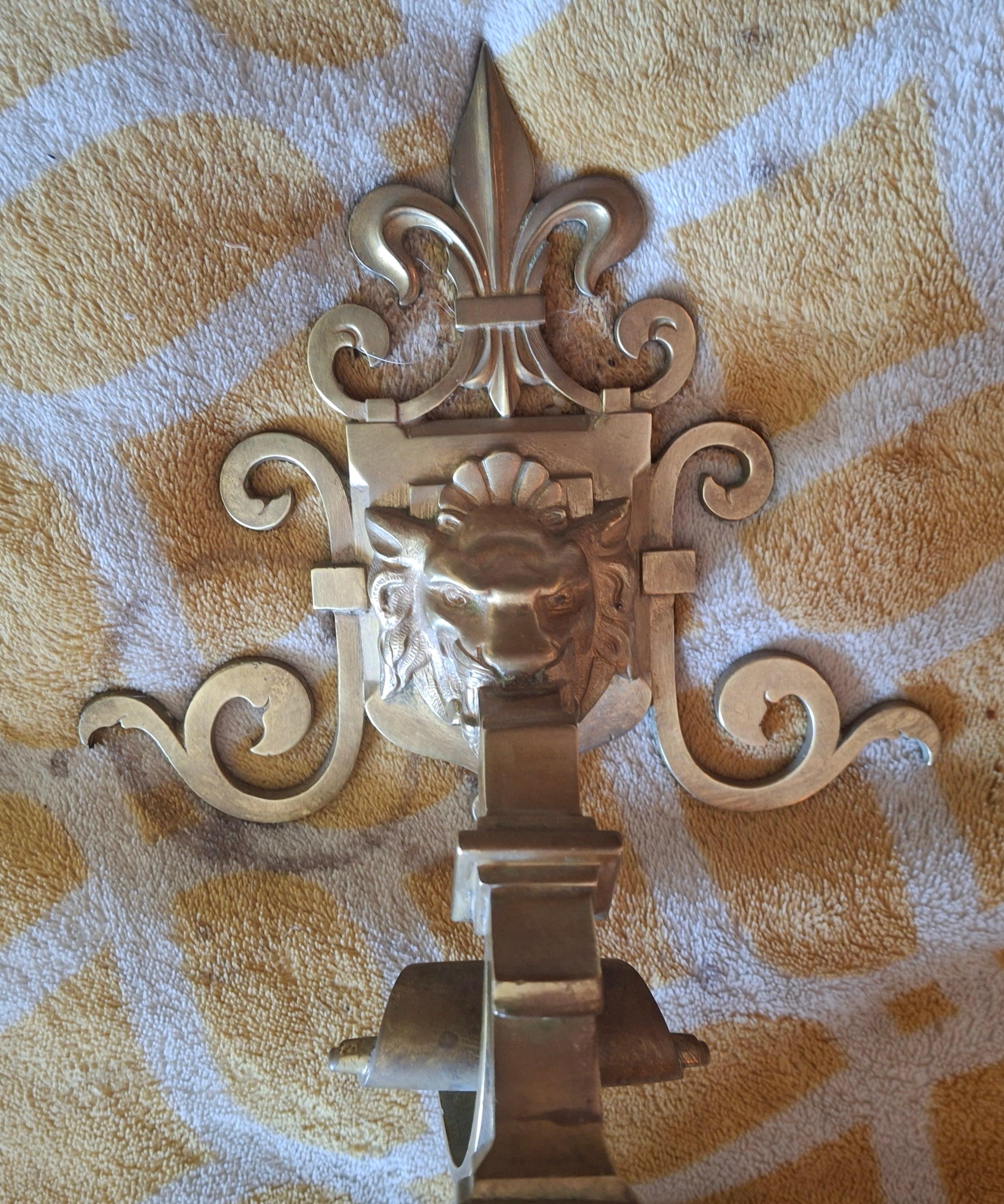 Lámpara de pared Art Decó francesa de los años 30, de bronce dorado, con pantalla de vidrio artístico Aurene dorado de Frederic Carder Steuben Glass. El candelabro es de origen francés y presenta detalles de flor de lis y una máscara central de león