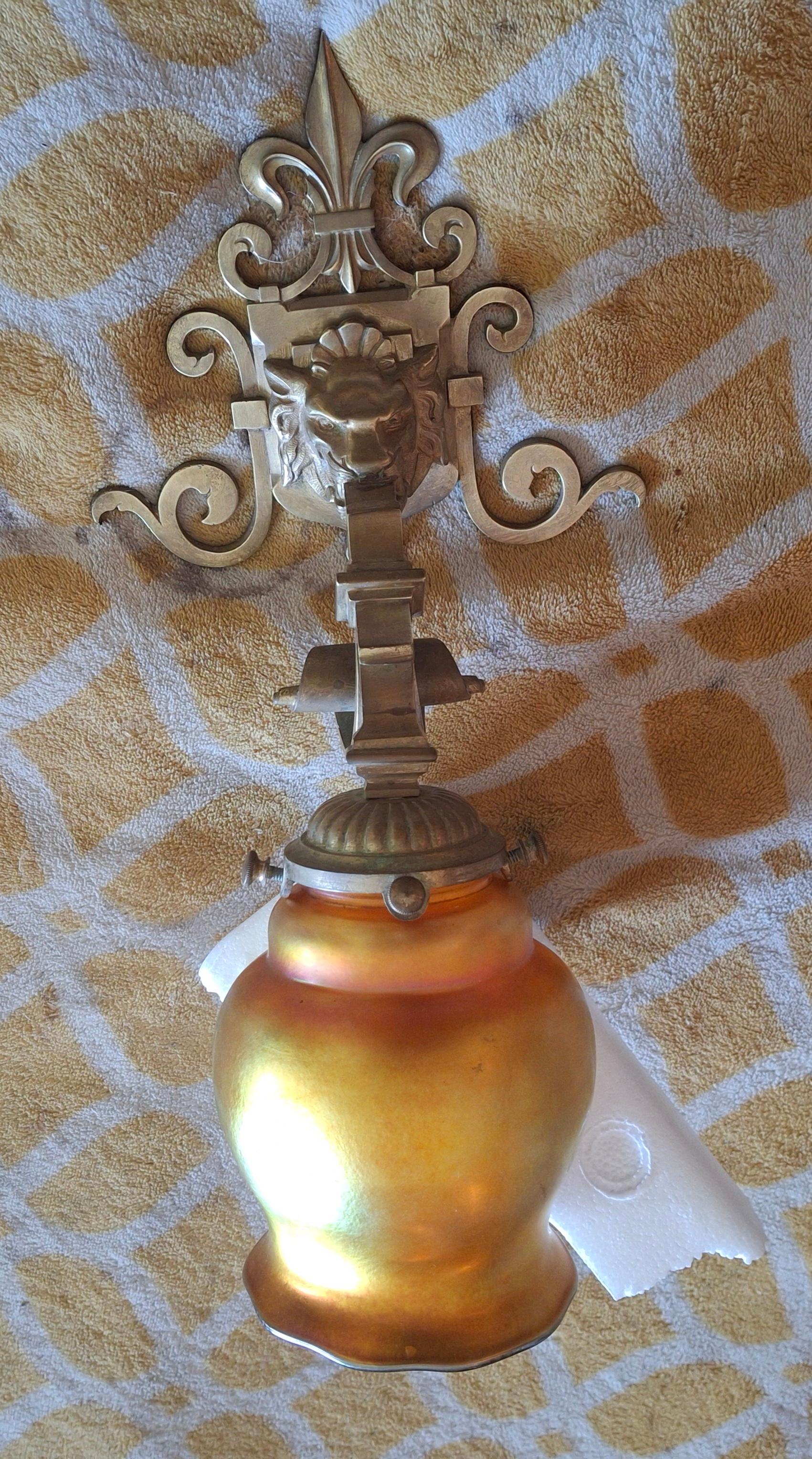 Lámpara de pared Art Decó francesa de bronce de los años 30 Máscara de león/ Flor de Lis/ Pantalla Steuben en venta 14