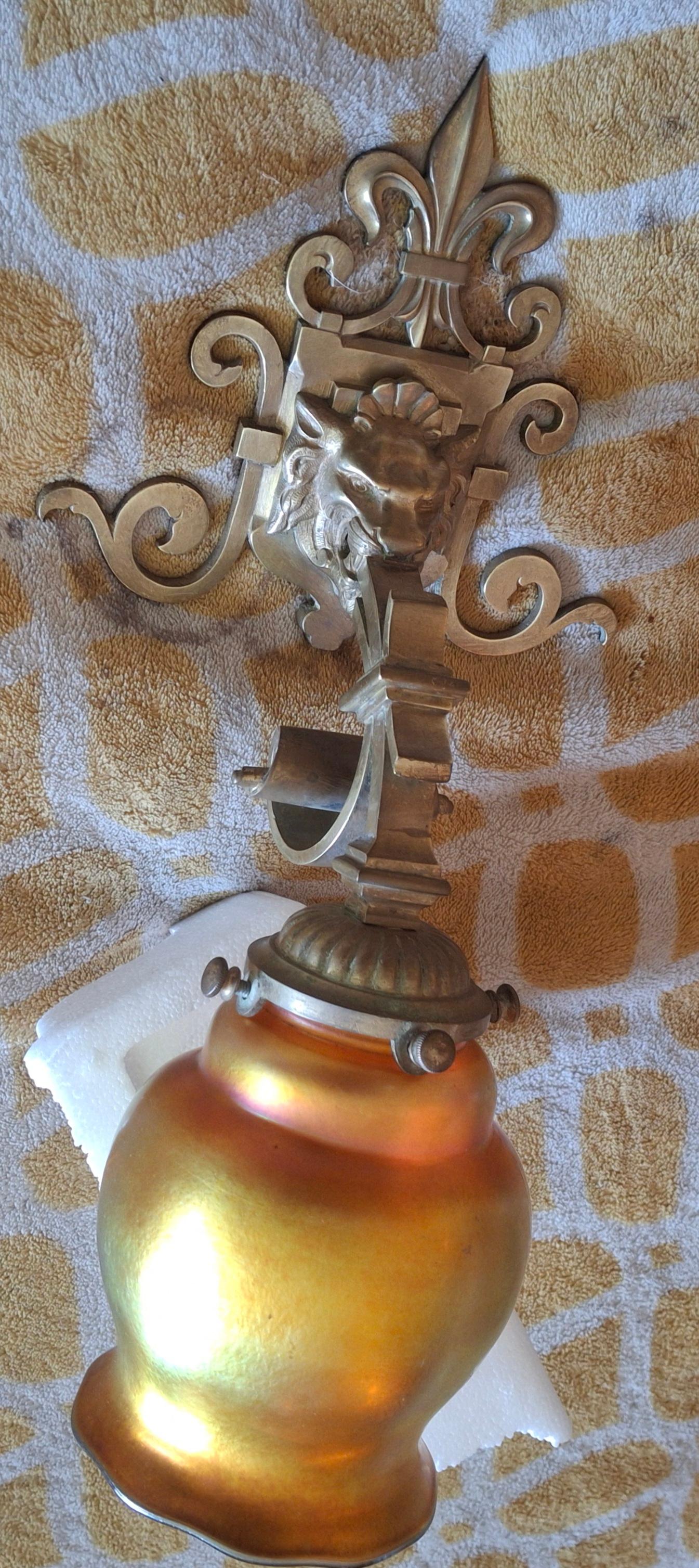 Lámpara de pared Art Decó francesa de bronce de los años 30 Máscara de león/ Flor de Lis/ Pantalla Steuben Francés en venta
