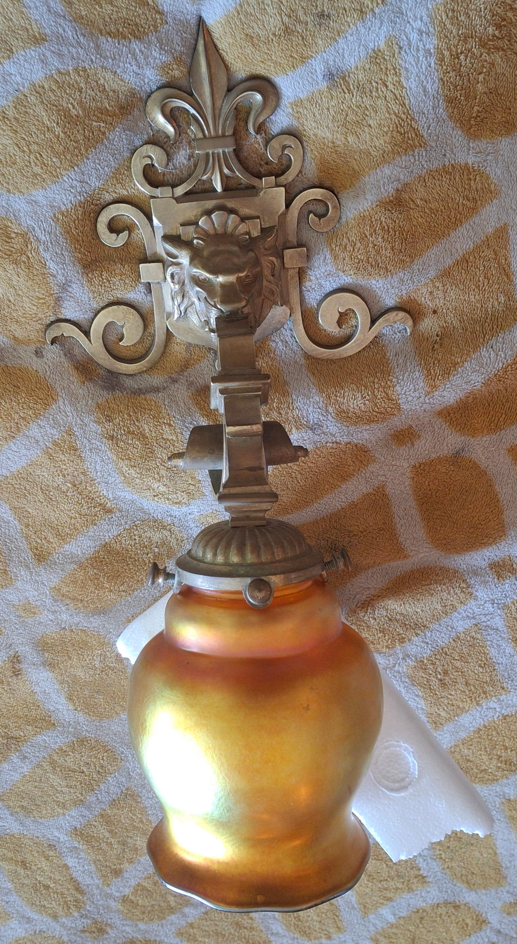 Lámpara de pared Art Decó francesa de bronce de los años 30 Máscara de león/ Flor de Lis/ Pantalla Steuben en Bueno estado para la venta en Opa Locka, FL