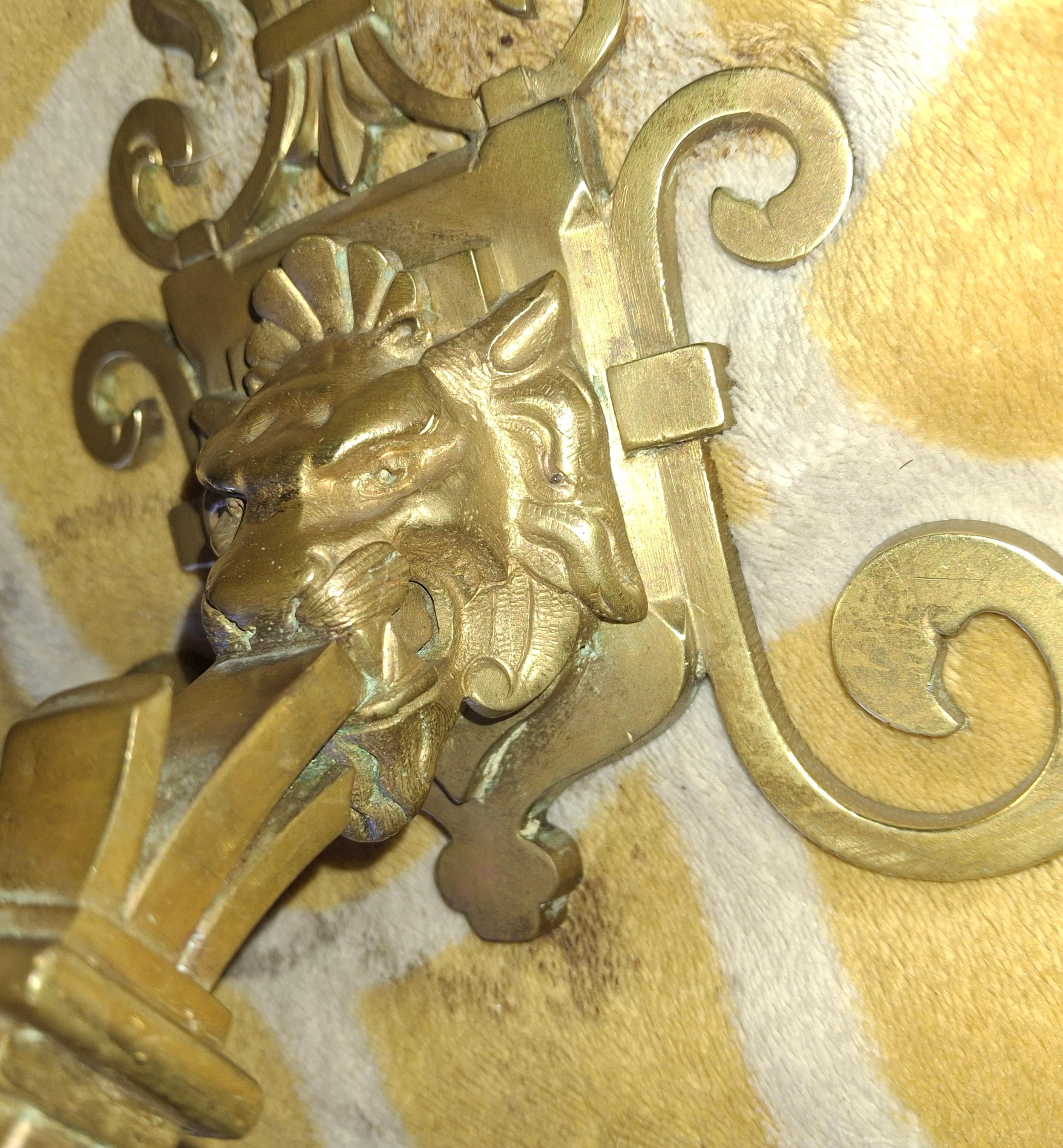 Lámpara de pared Art Decó francesa de bronce de los años 30 Máscara de león/ Flor de Lis/ Pantalla Steuben mediados del siglo XX en venta