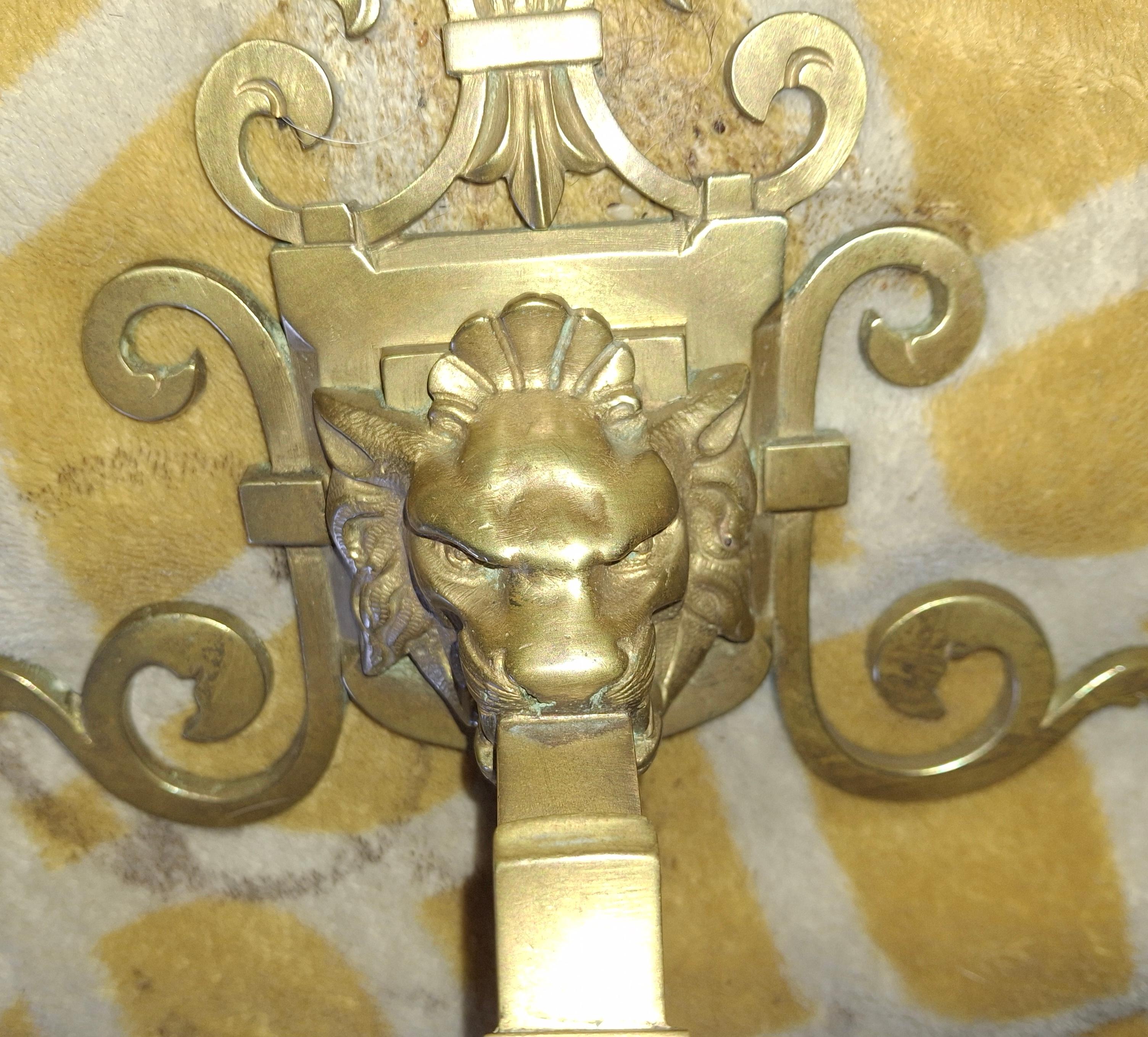 Lámpara de pared Art Decó francesa de bronce de los años 30 Máscara de león/ Flor de Lis/ Pantalla Steuben Bronce en venta