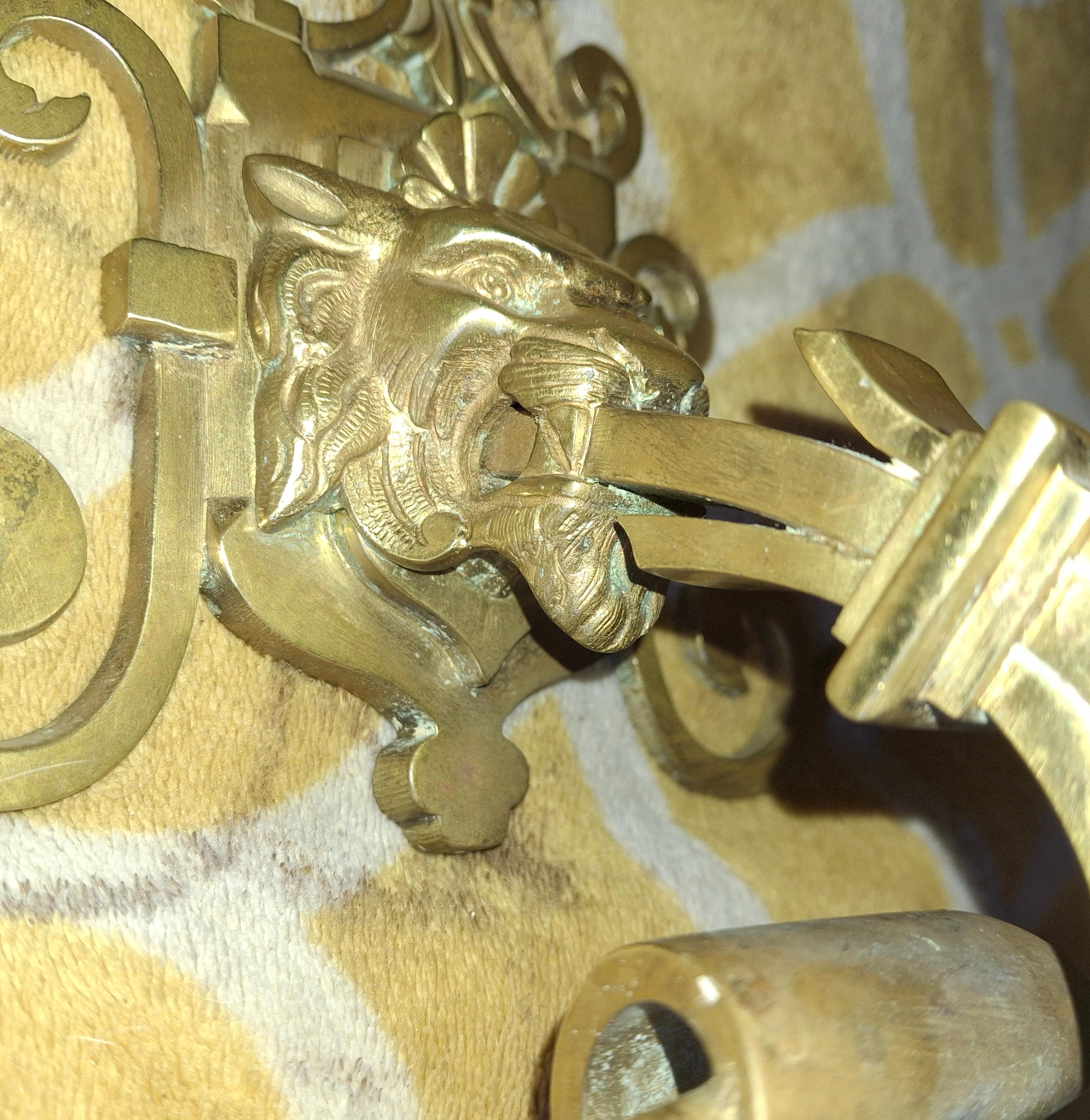 Lámpara de pared Art Decó francesa de bronce de los años 30 Máscara de león/ Flor de Lis/ Pantalla Steuben en venta 1