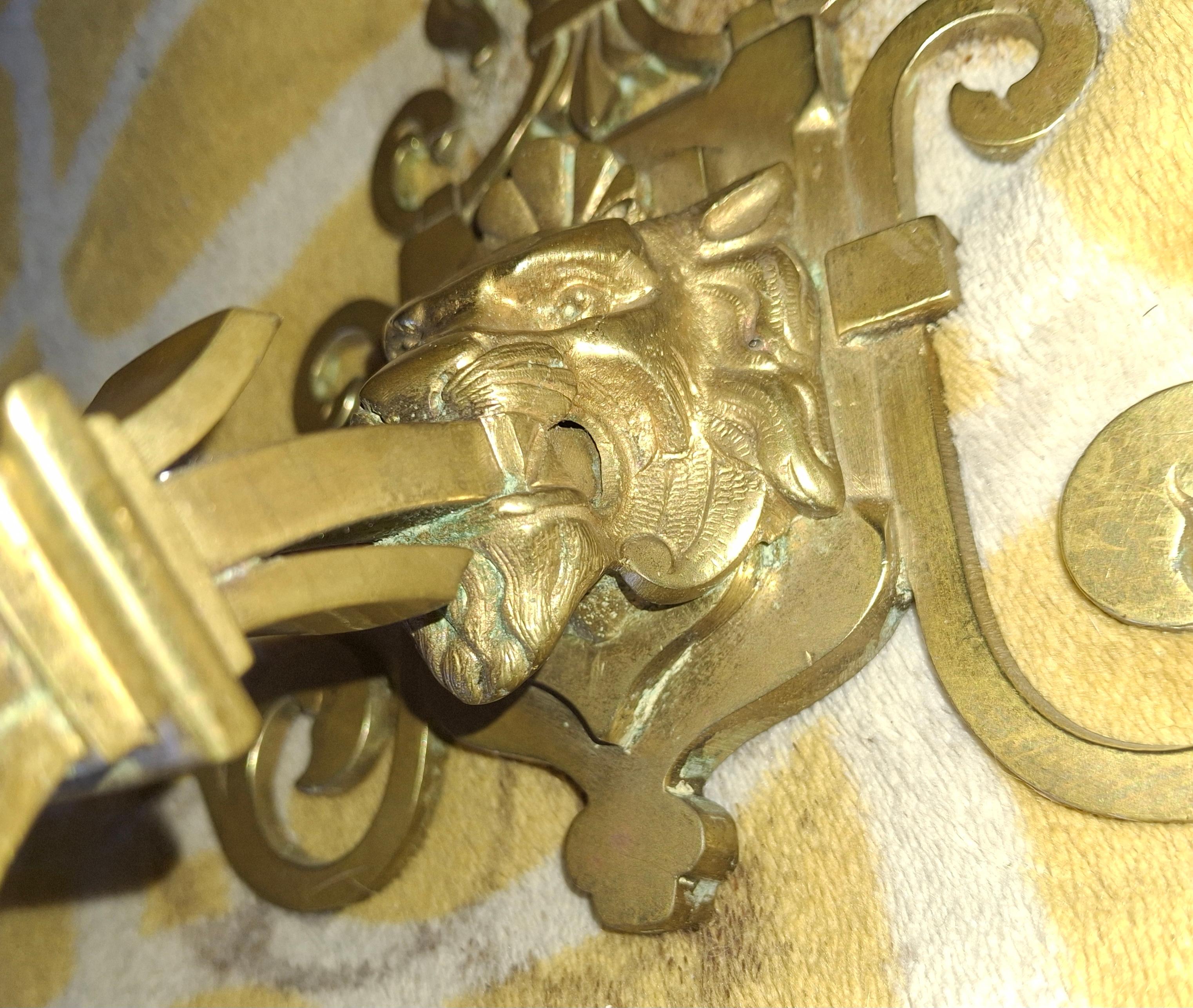 Lámpara de pared Art Decó francesa de bronce de los años 30 Máscara de león/ Flor de Lis/ Pantalla Steuben en venta 2