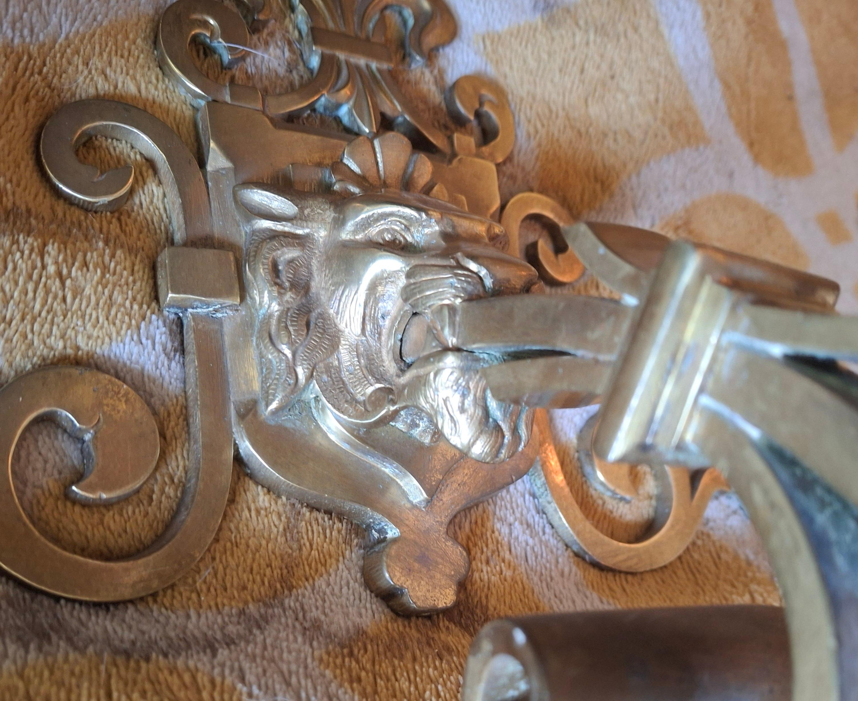Lámpara de pared Art Decó francesa de bronce de los años 30 Máscara de león/ Flor de Lis/ Pantalla Steuben en venta 3