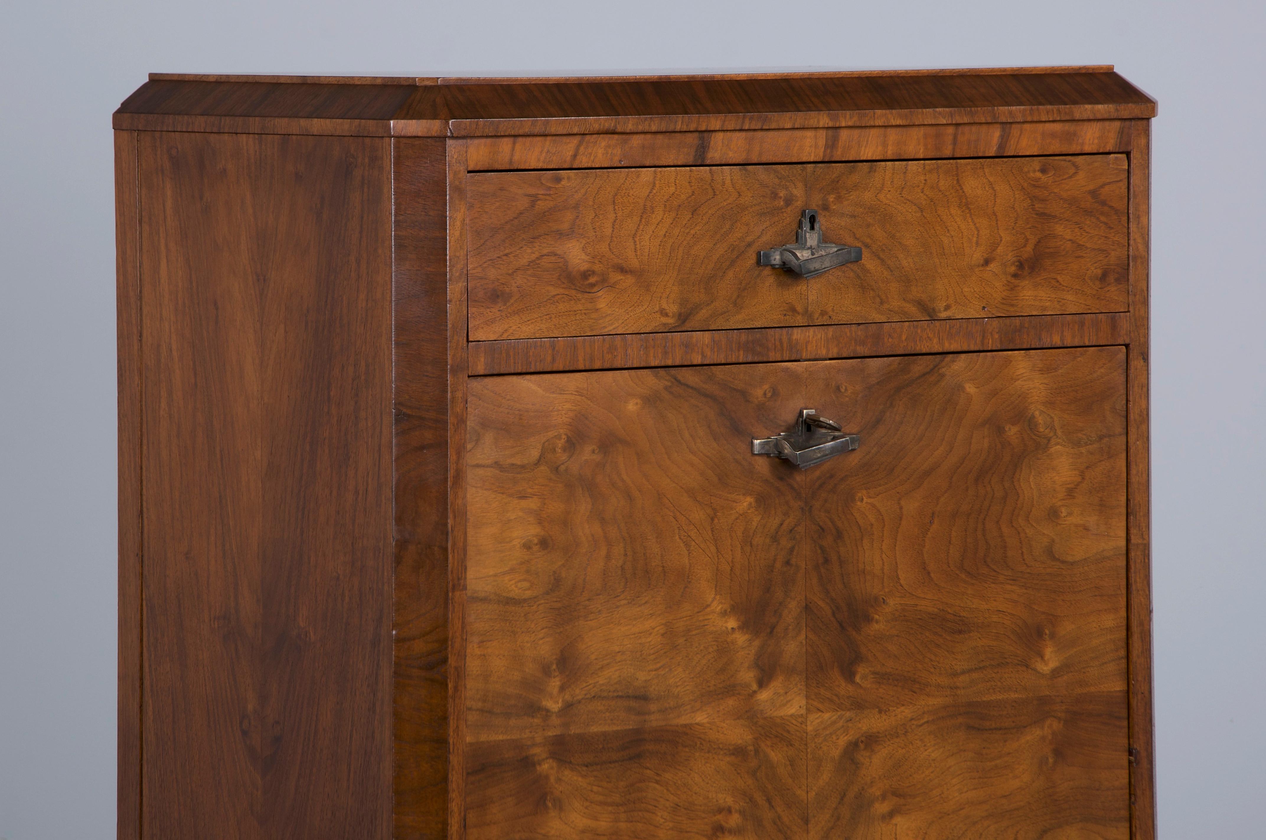 Exceptionnel bureau secrétaire Art Déco français des années 1930. Provenant de Provence, en France, ce remarquable secrétaire Art déco français des années 1930 témoigne d'un savoir-faire exceptionnel. Fabriqué à la main en bois massif, son profil
