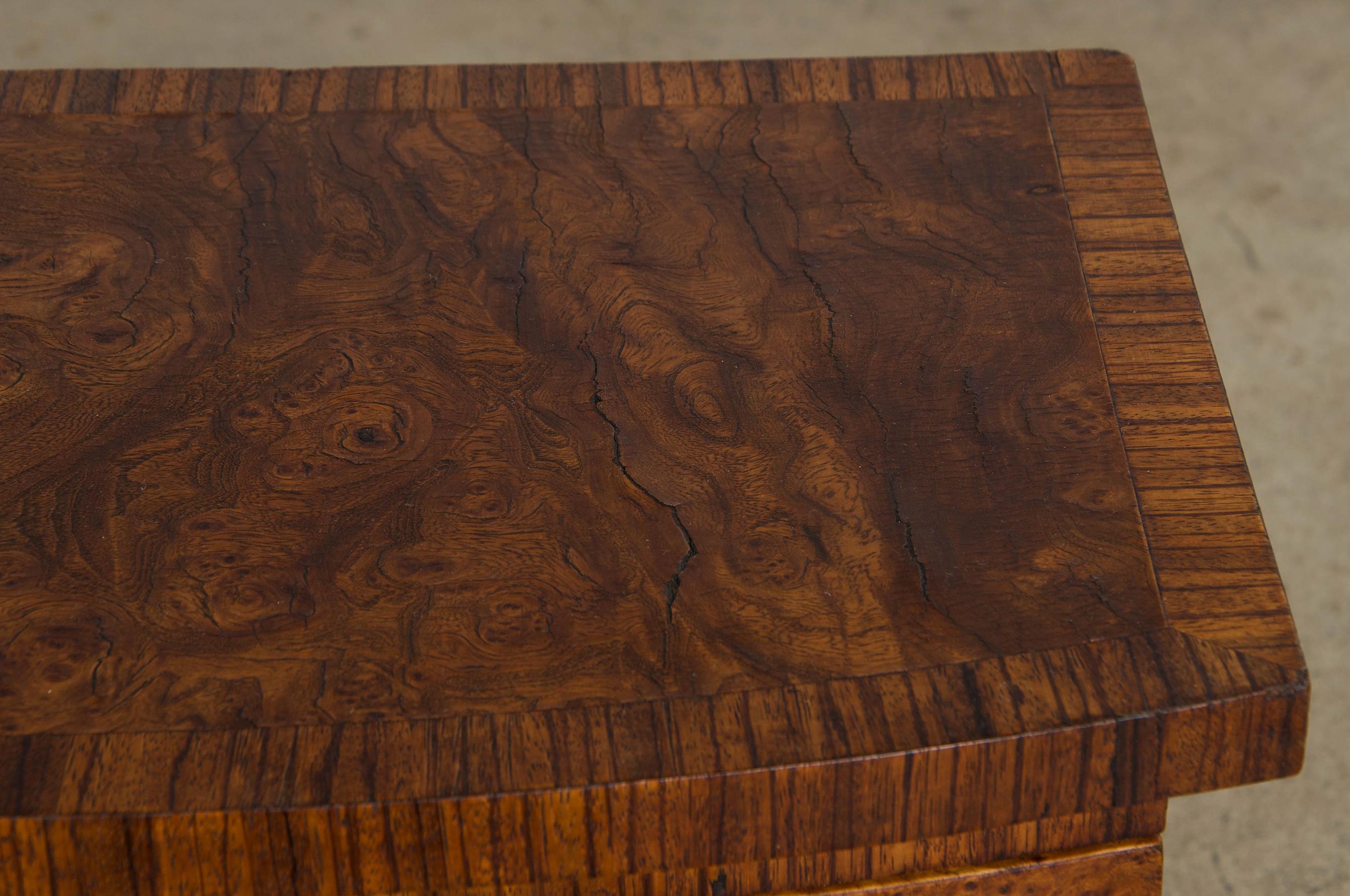 1930s French Art Deco Burl Walnut Side Tables or Nightstands - A Pair en venta 2