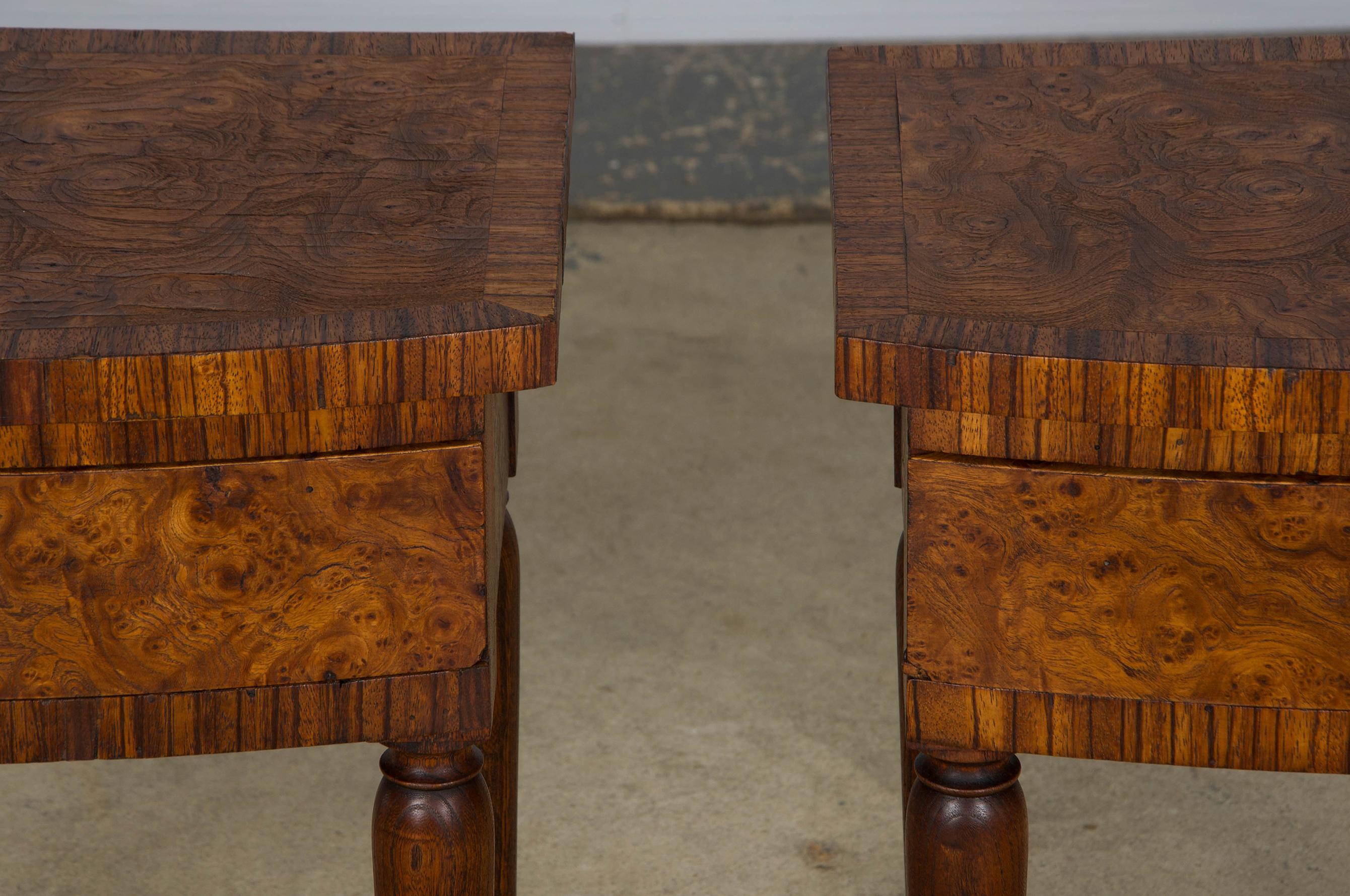 1930s French Art Deco Burl Walnut Side Tables or Nightstands - A Pair en venta 3