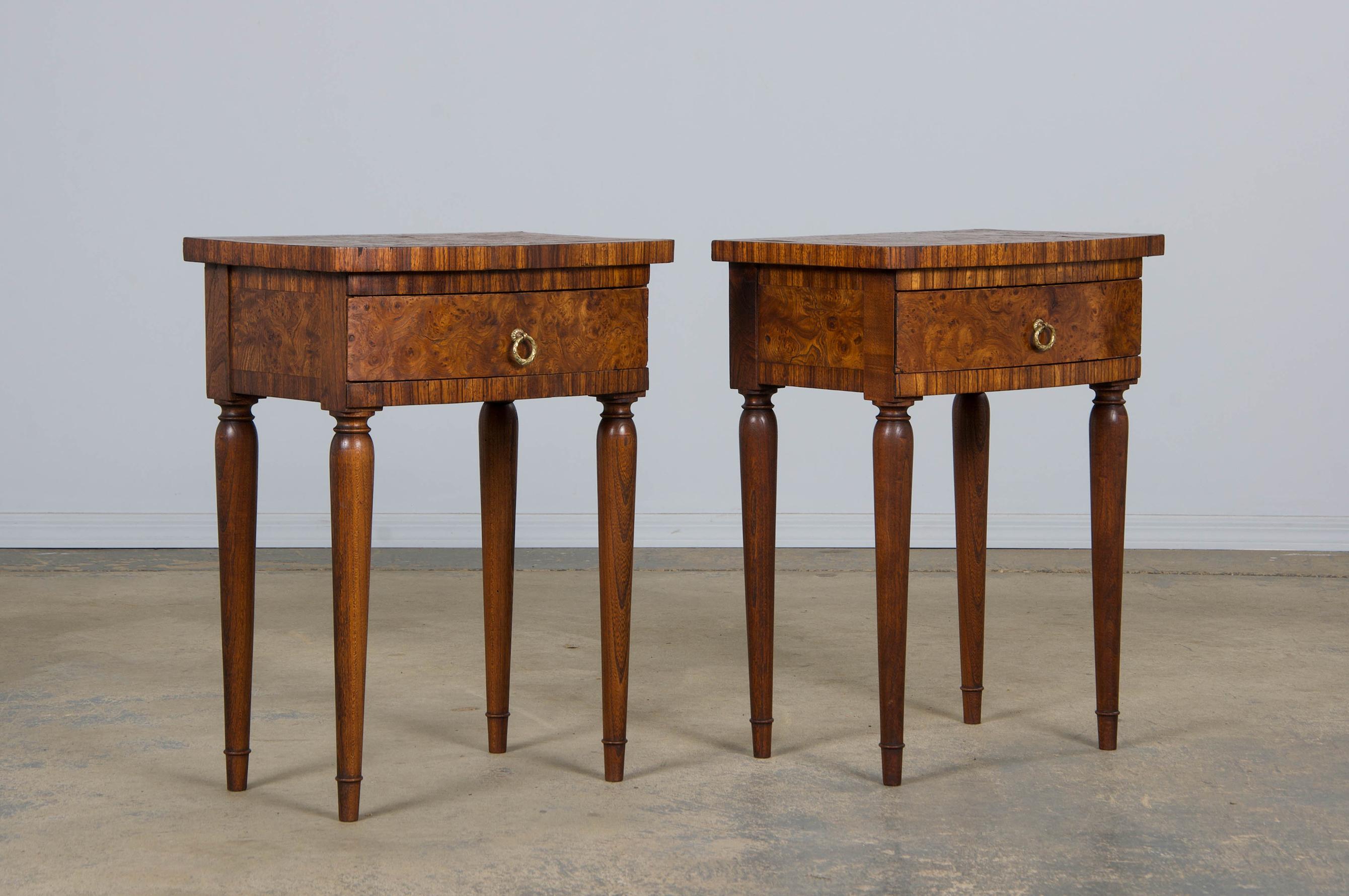1930s French Art Deco Burl Walnut Side Tables or Nightstands - A Pair en venta 4