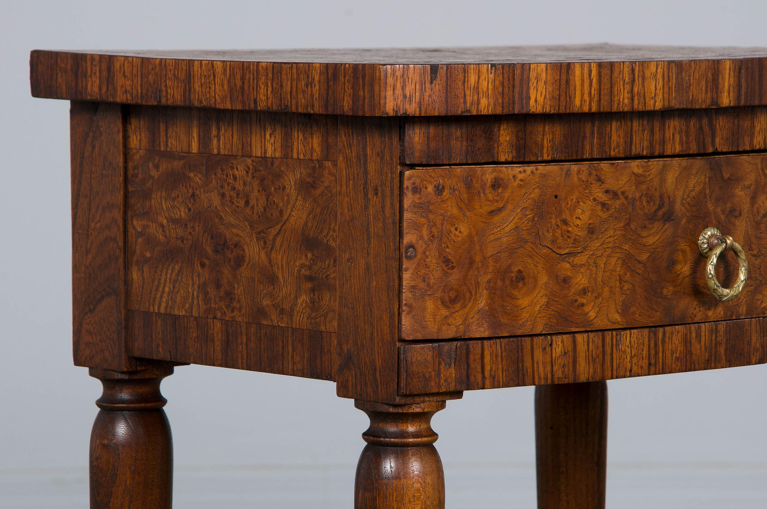 1930s French Art Deco Burl Walnut Side Tables or Nightstands - A Pair en venta 5