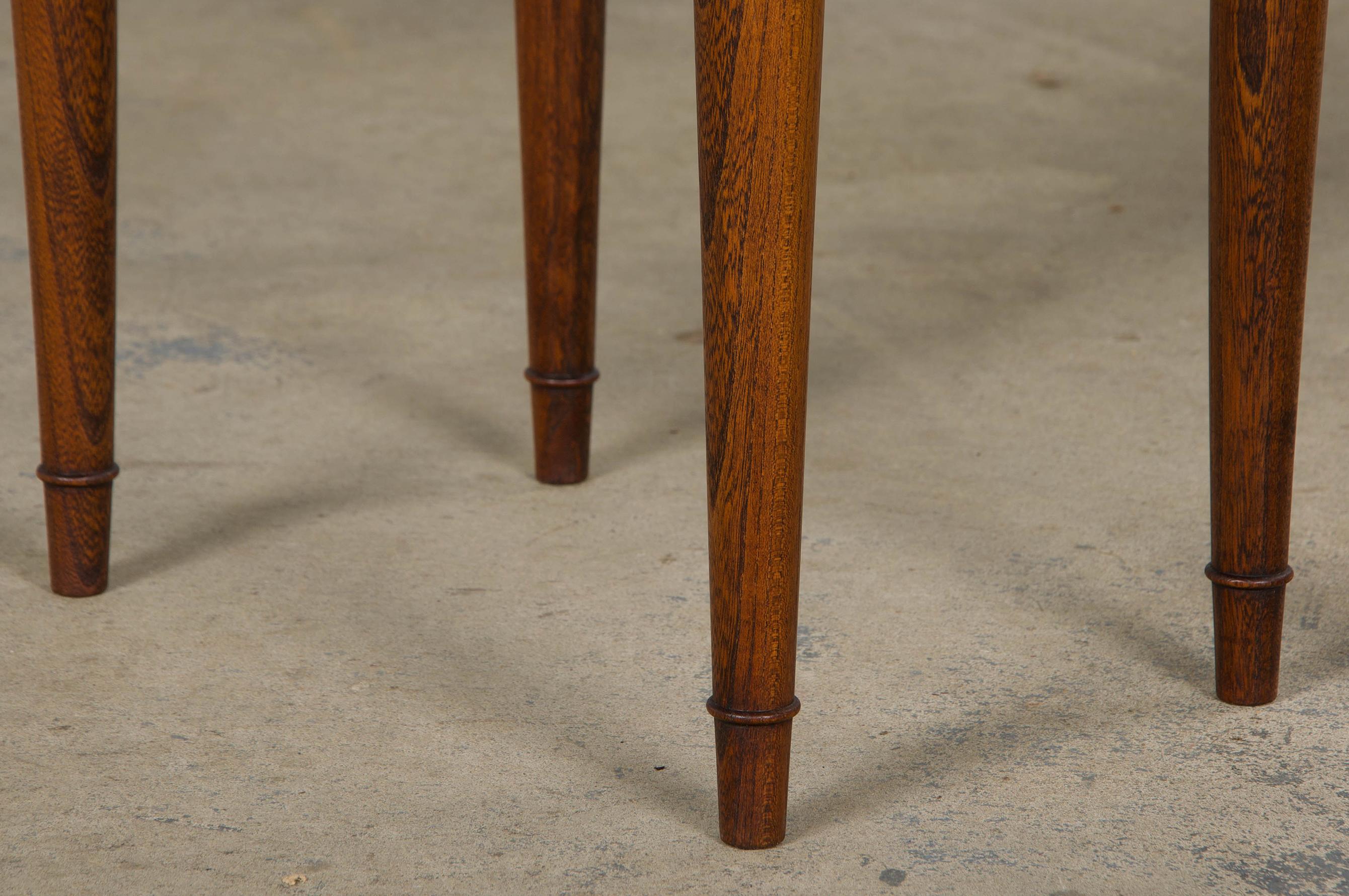 1930s French Art Deco Burl Walnut Side Tables or Nightstands - A Pair en venta 6