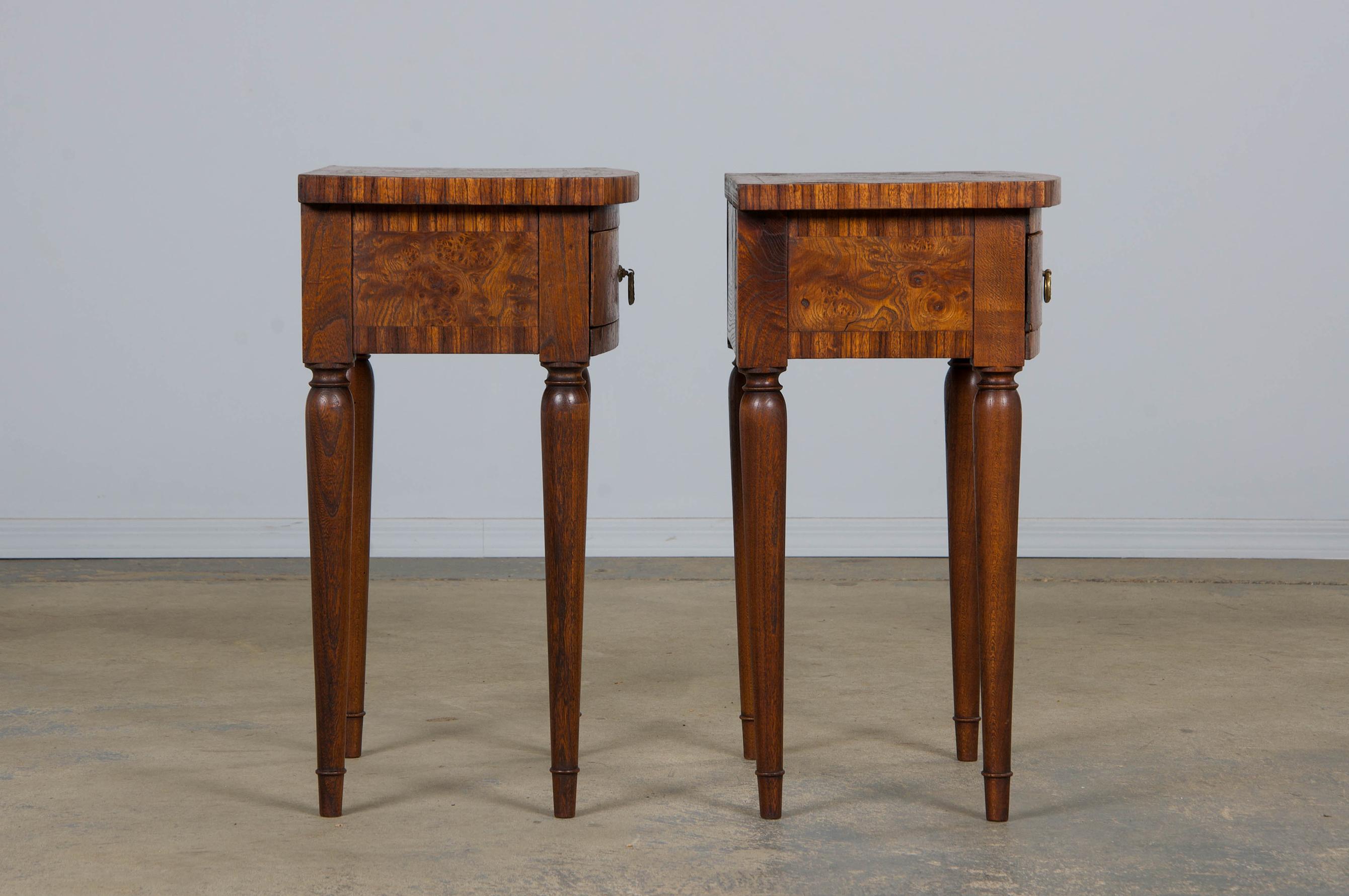 1930s French Art Deco Burl Walnut Side Tables or Nightstands - A Pair en venta 9