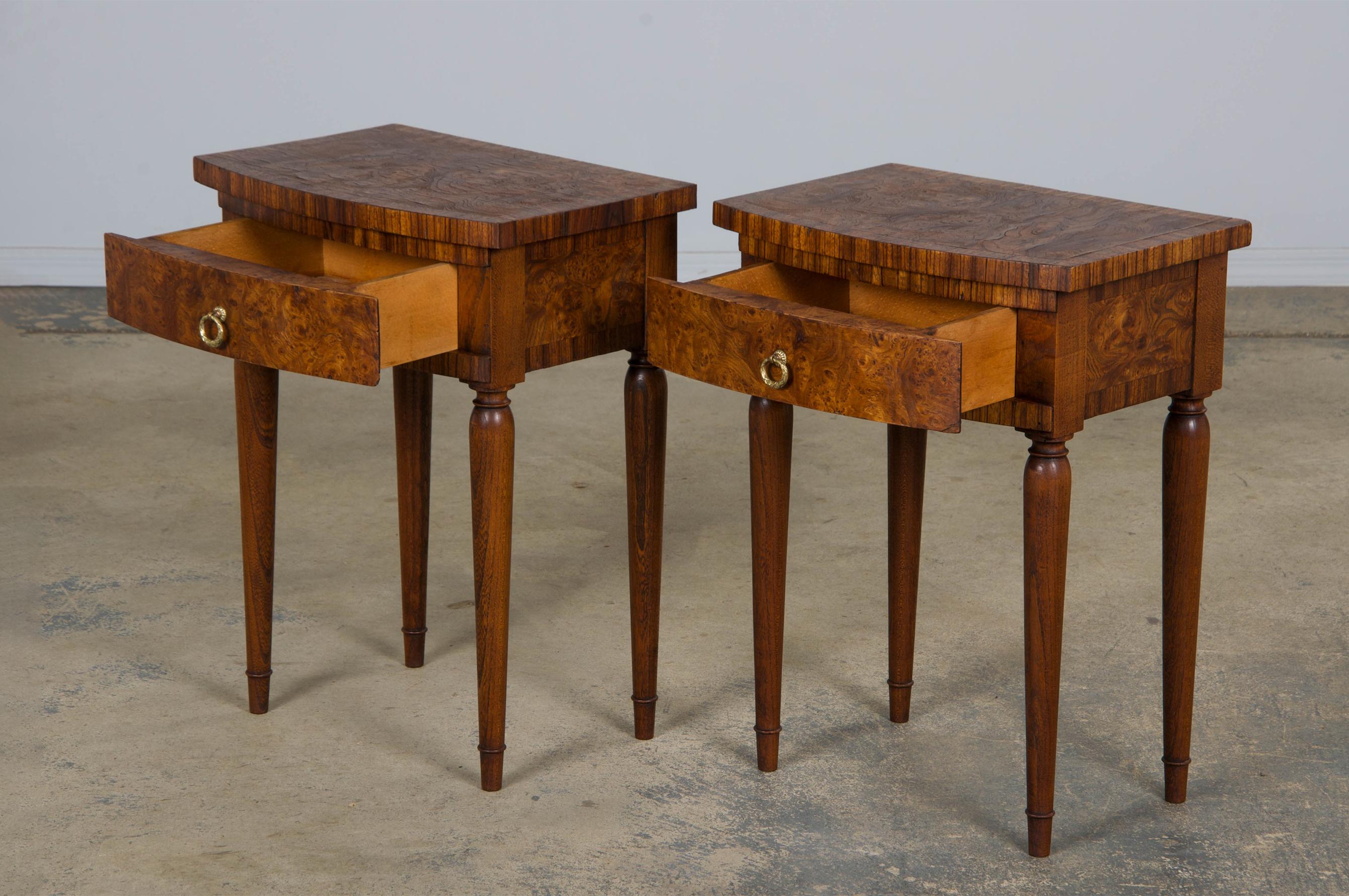 1930s French Art Deco Burl Walnut Side Tables or Nightstands - A Pair en venta 10