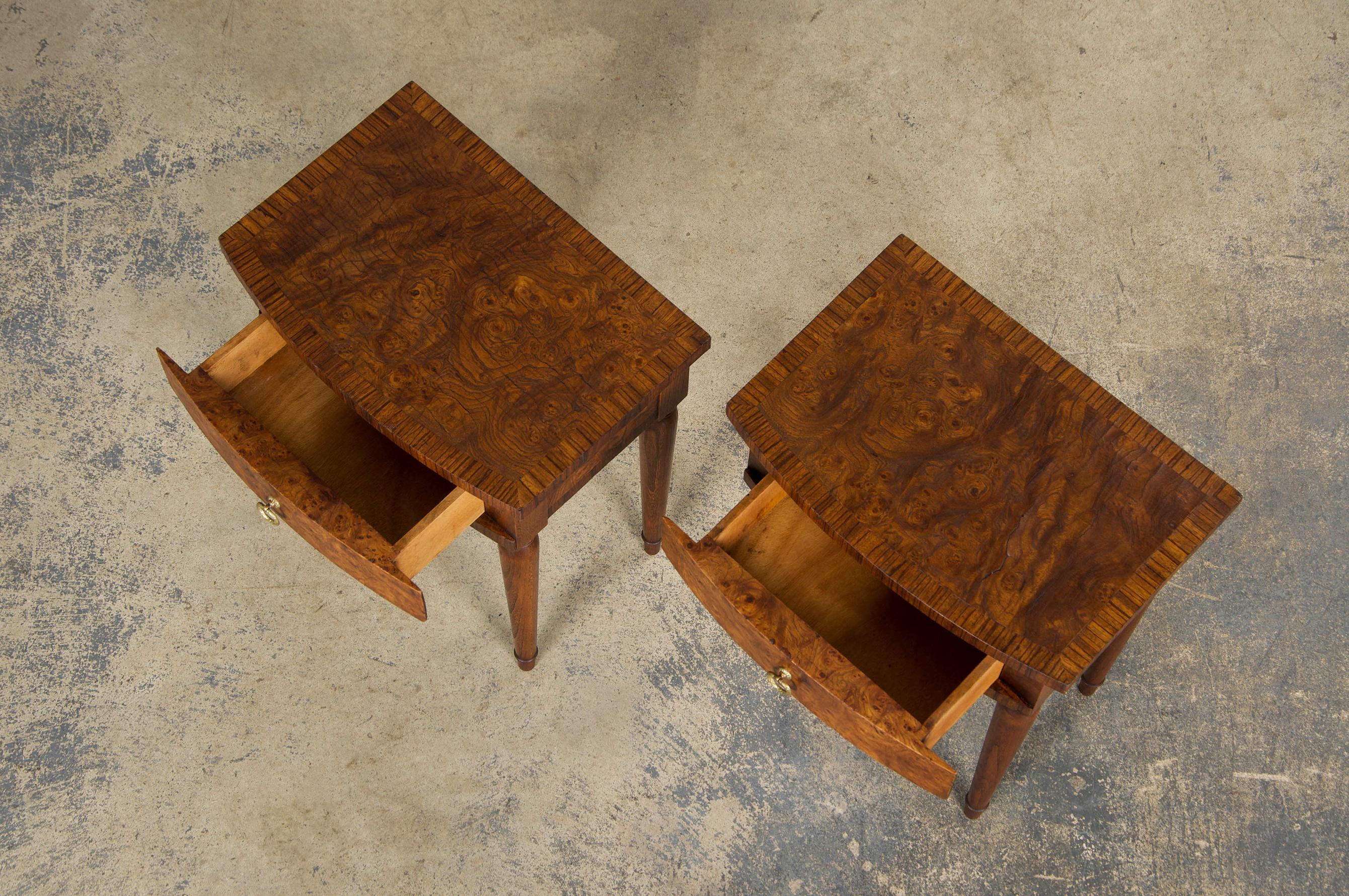 1930s French Art Deco Burl Walnut Side Tables or Nightstands - A Pair en venta 11