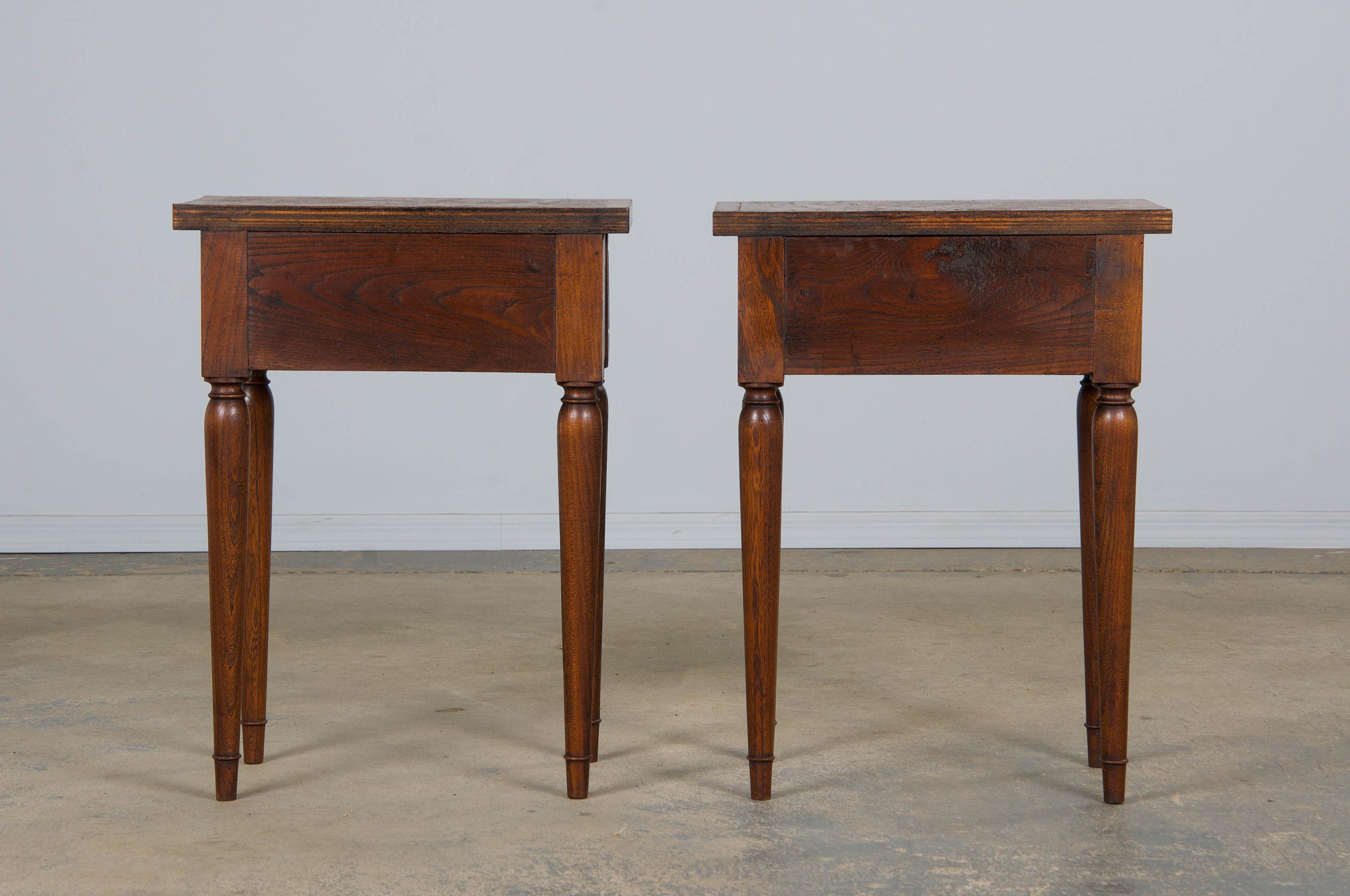 1930s French Art Deco Burl Walnut Side Tables or Nightstands - A Pair en venta 12