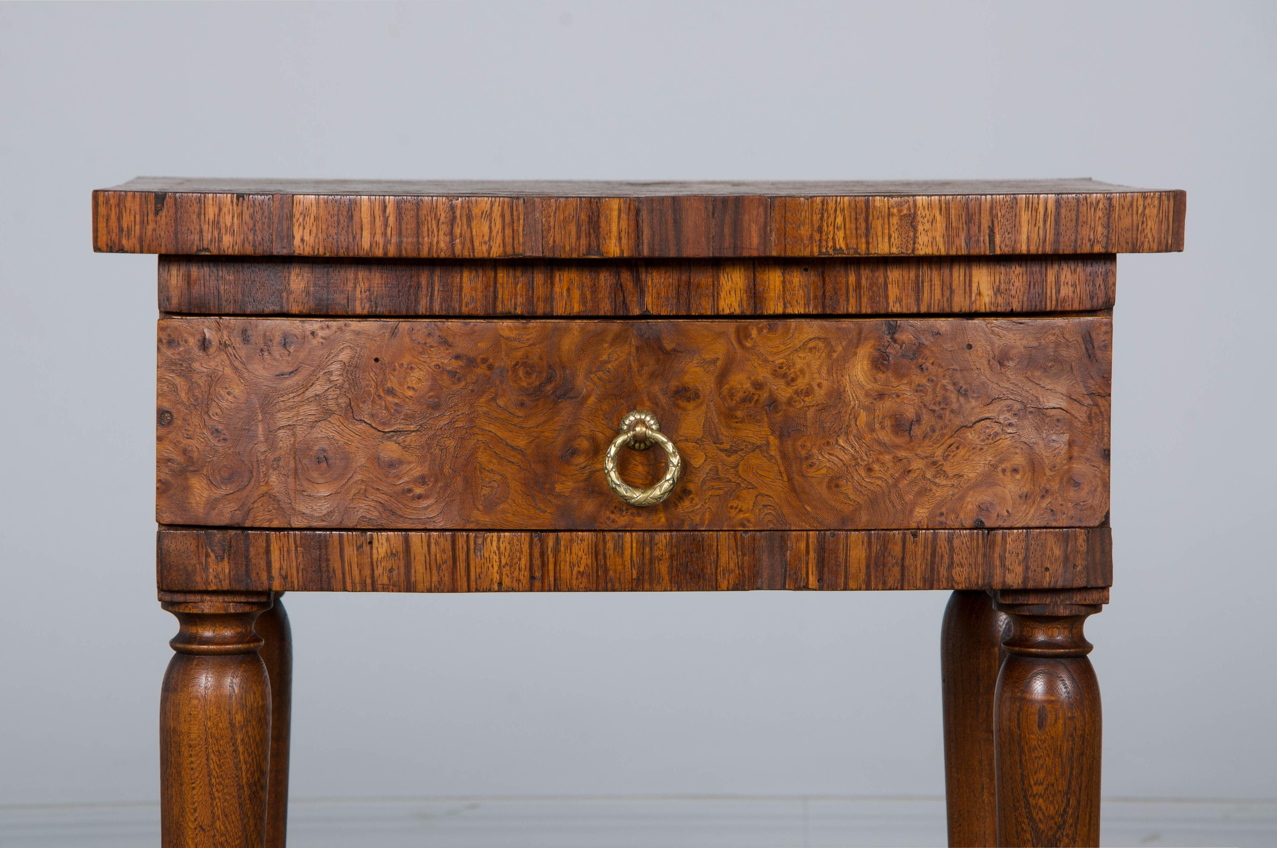 1930s French Art Deco Burl Walnut Side Tables or Nightstands - A Pair Art Decó en venta