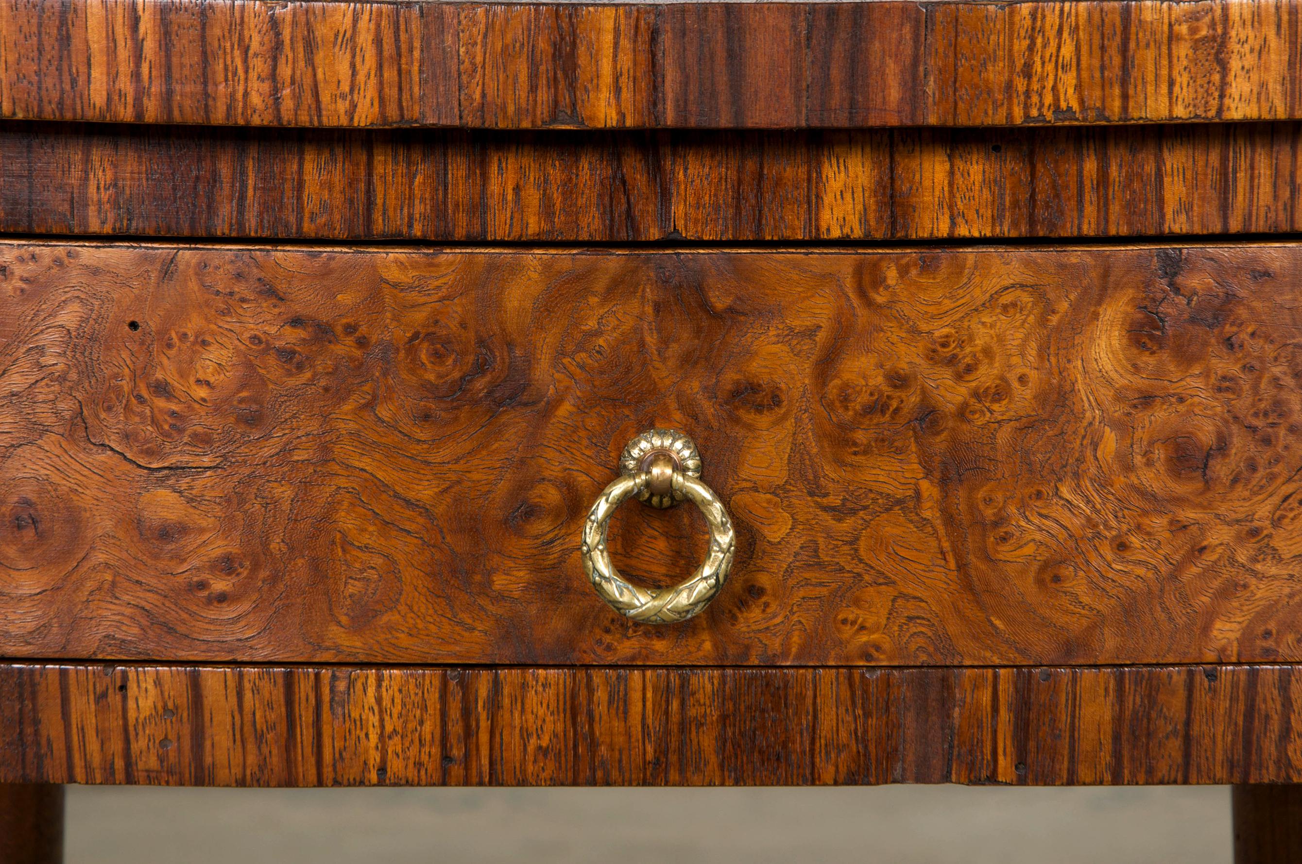 1930s French Art Deco Burl Walnut Side Tables or Nightstands - A Pair Francés en venta