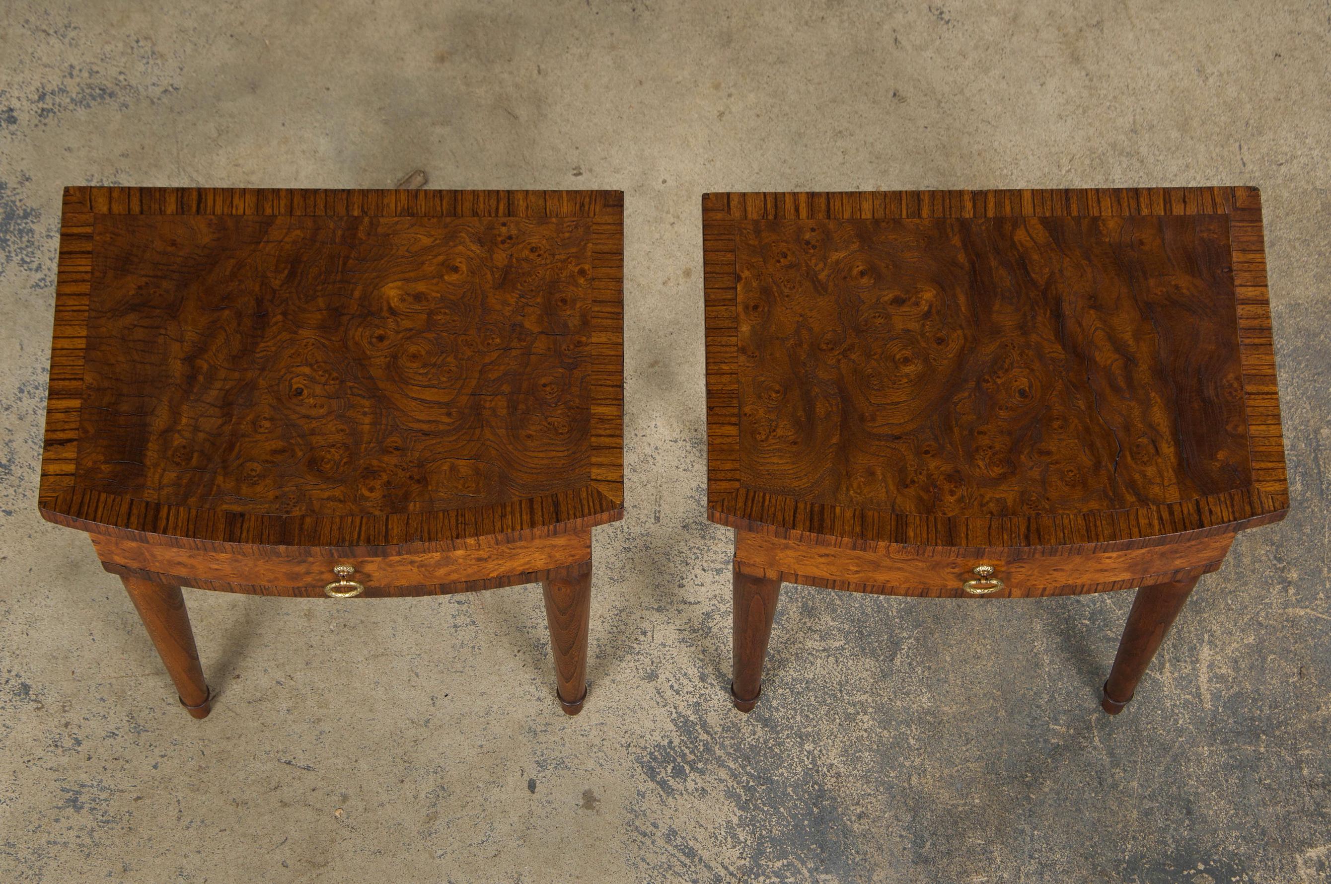 1930s French Art Deco Burl Walnut Side Tables or Nightstands - A Pair Hecho a mano en venta