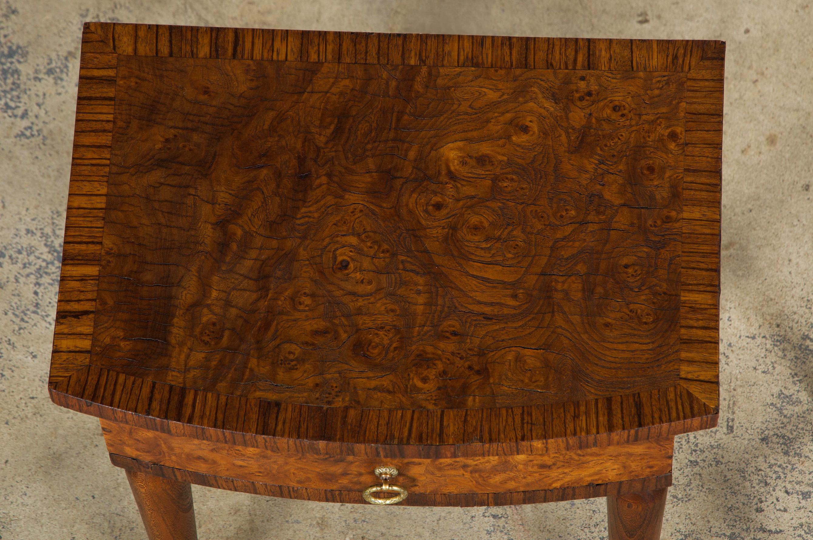 1930s French Art Deco Burl Walnut Side Tables or Nightstands - A Pair en Bueno estado para la venta en Astoria, NY
