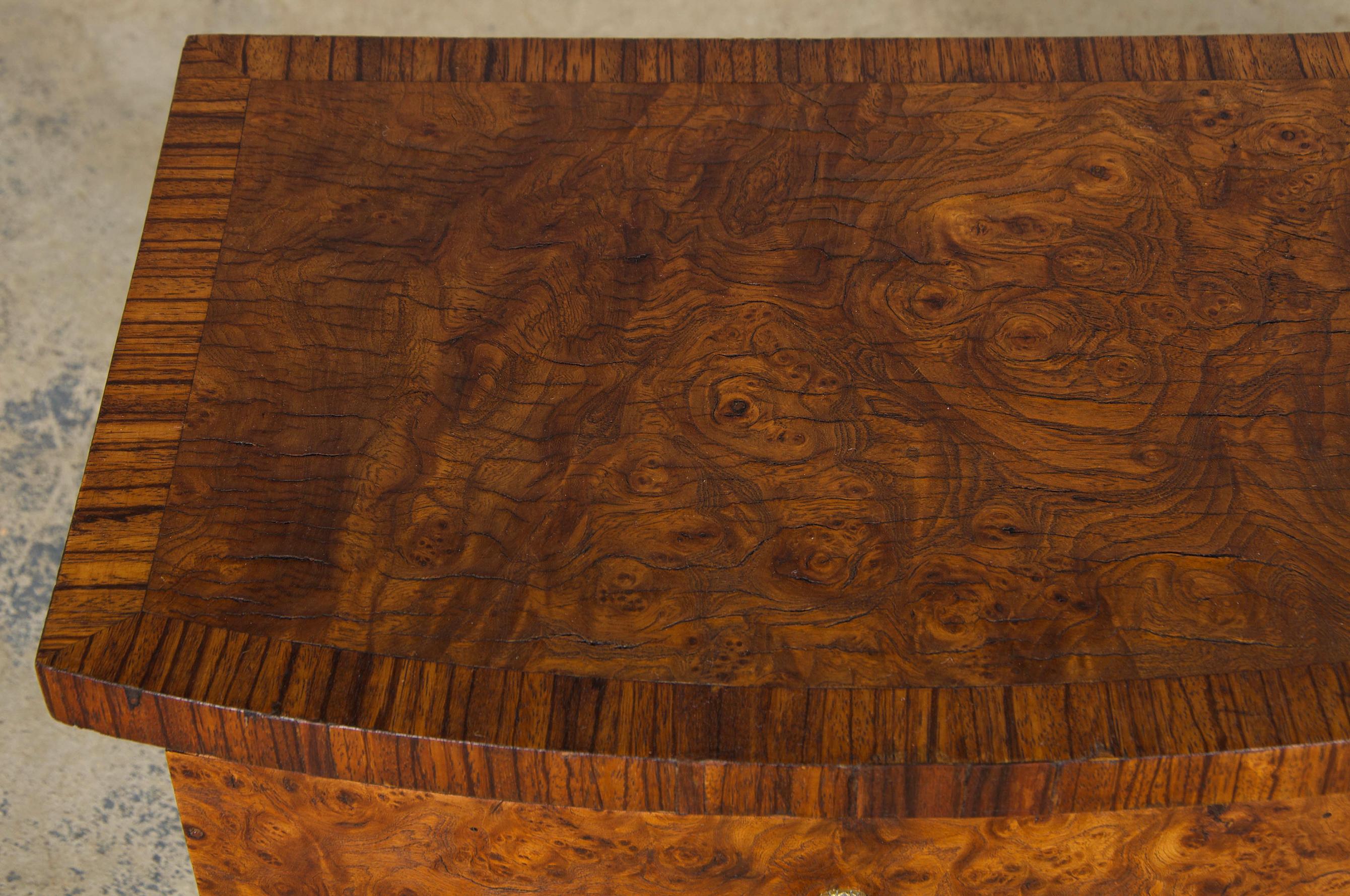 1930s French Art Deco Burl Walnut Side Tables or Nightstands - A Pair siglo XX en venta