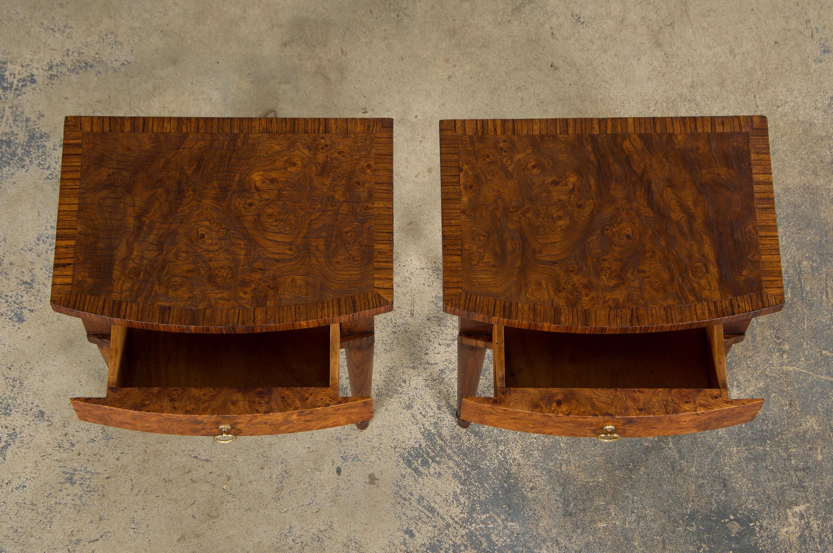 1930s French Art Deco Burl Walnut Side Tables or Nightstands - A Pair Latón en venta
