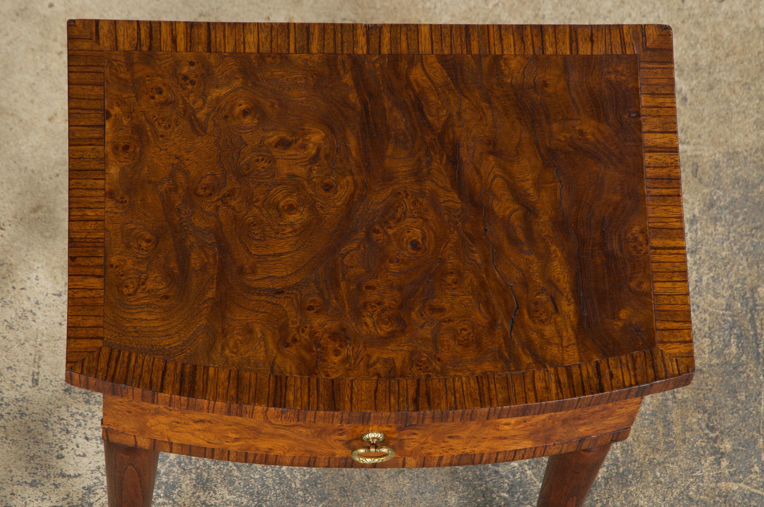 1930s French Art Deco Burl Walnut Side Tables or Nightstands - A Pair en venta 1