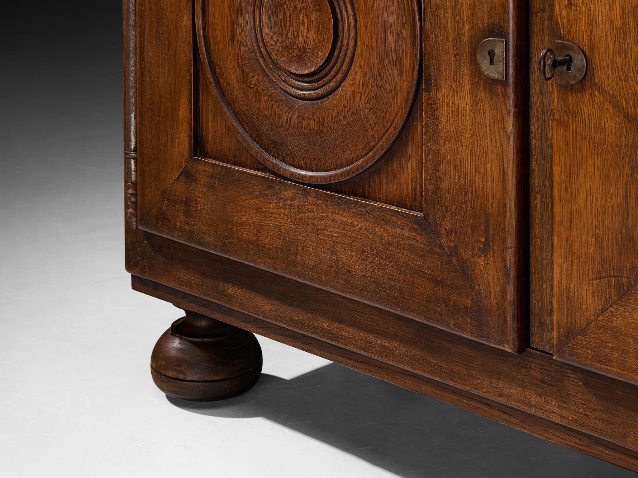 Armoire Art déco française des années 1930 en chêne teinté et châtaignier 4