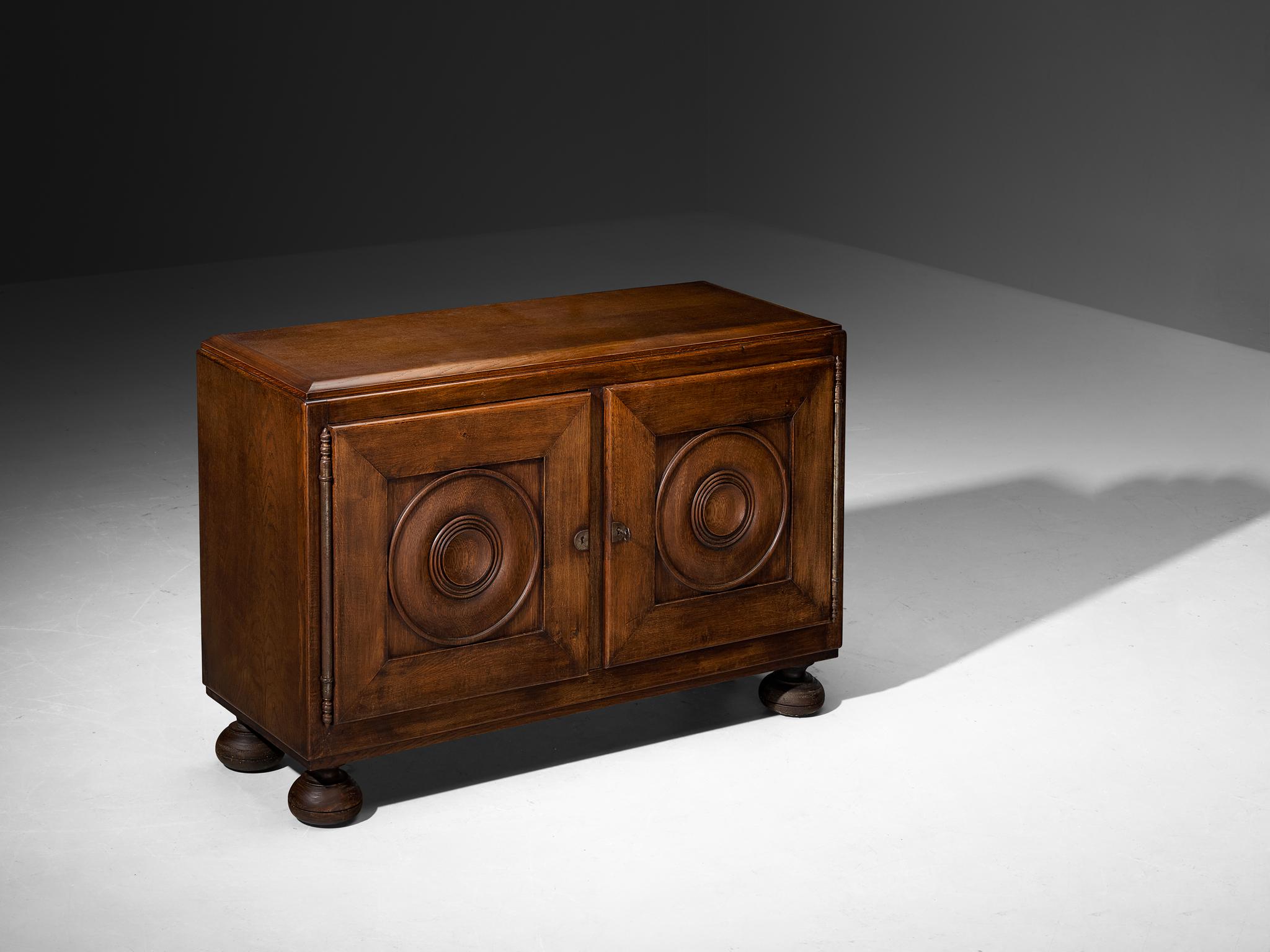 Cabinet, chêne, châtaignier, France, années 1930

Ce buffet incarne les principes du design Art déco français qui ont pris de l'importance dans les années 1930, reflétant l'influence des designers Victor Courtray et Charles Dudouyt. Elle peut être