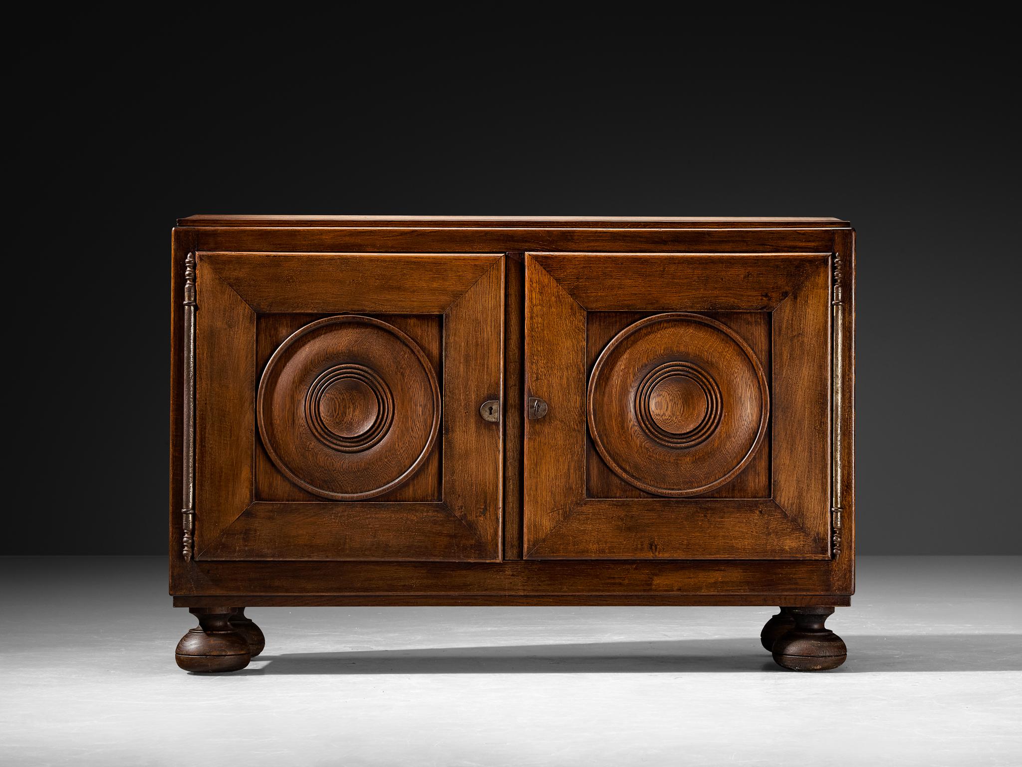 Fer Armoire Art déco française des années 1930 en chêne teinté et châtaignier