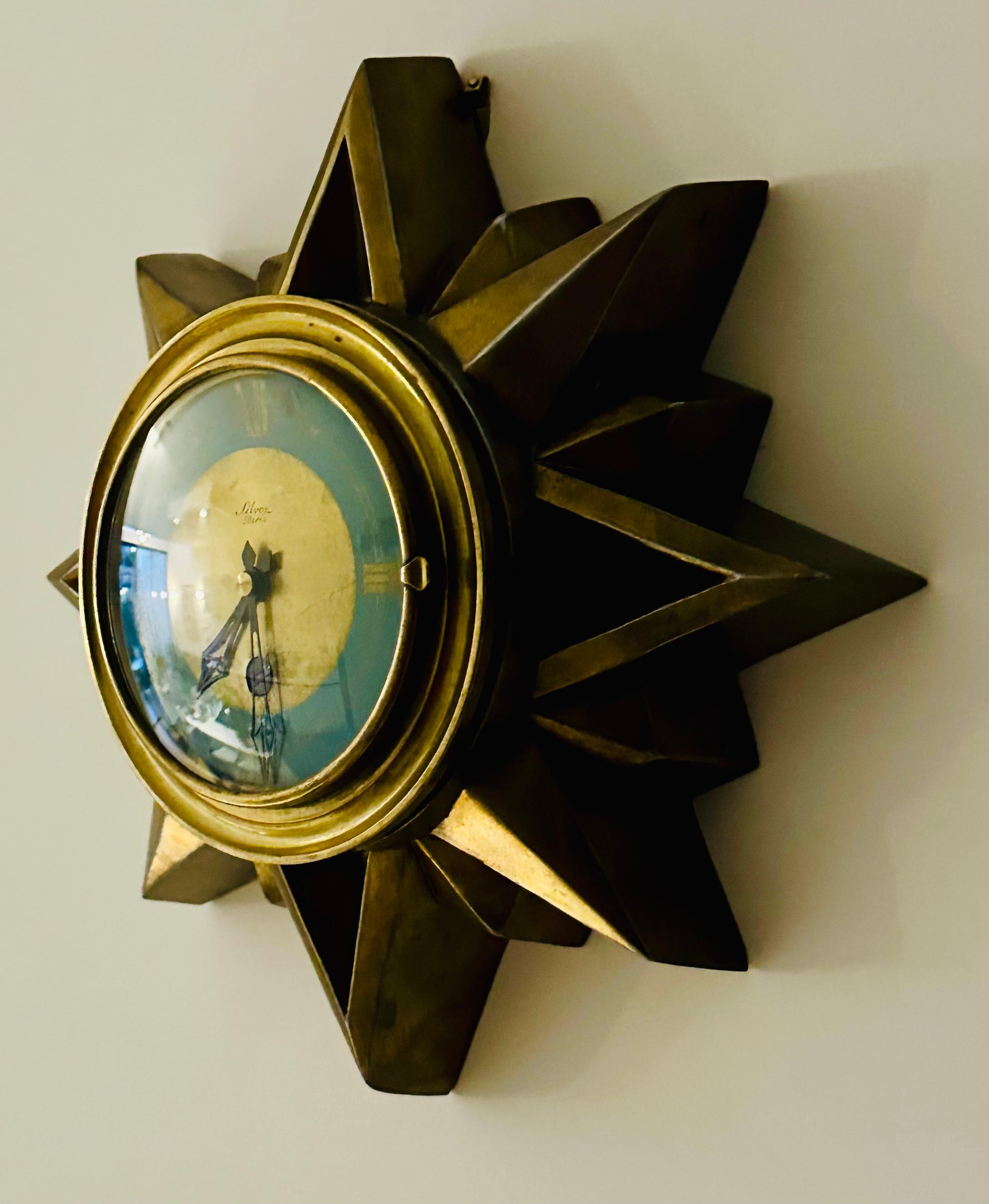 Milieu du XXe siècle Horloge murale Art déco française des années 1930 « Cartel Silvoz Paris » Sunburst en laiton en vente