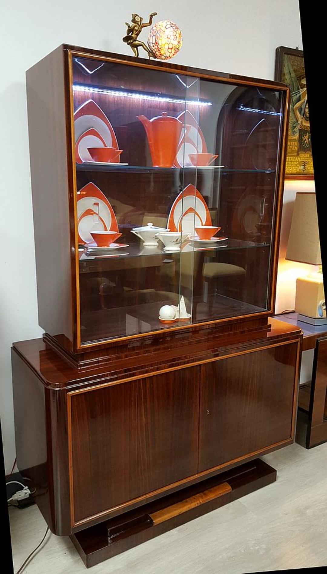 Vintage 1930s modernist French Art Deco china cabinet of exotic and highly desirable Palisander, also known as East Indian Rosewood. Very much in the style of Jacques Emile Ruhlmann.
 
The china cabinet features a beautiful complementary and