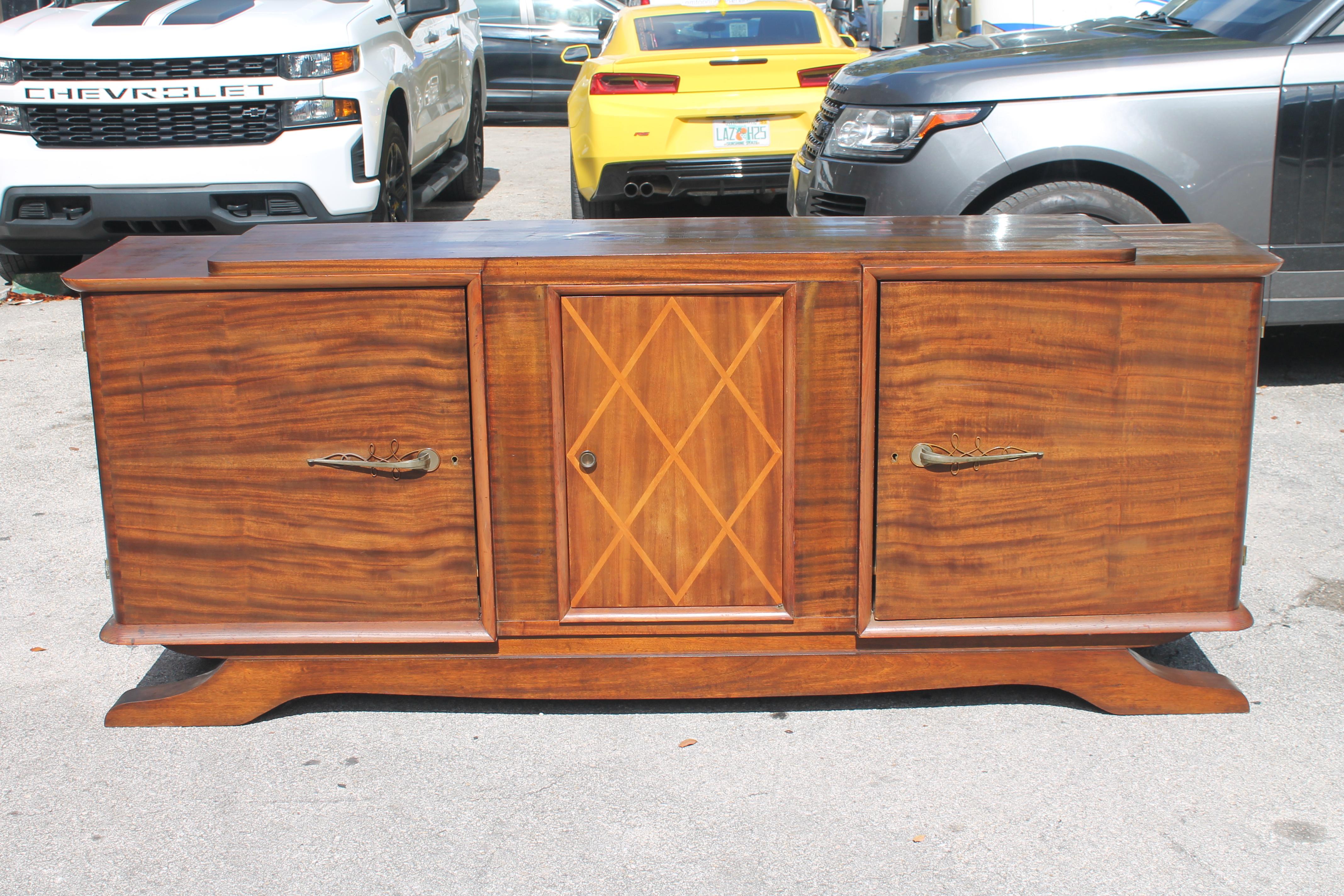 Buffet/ Credenza in noce esotico ultra classico degli anni '30 in stile Art Deco francese. Hollywood Glam qui!
Interni rifiniti in Sicomoro. Questa è una bellezza!