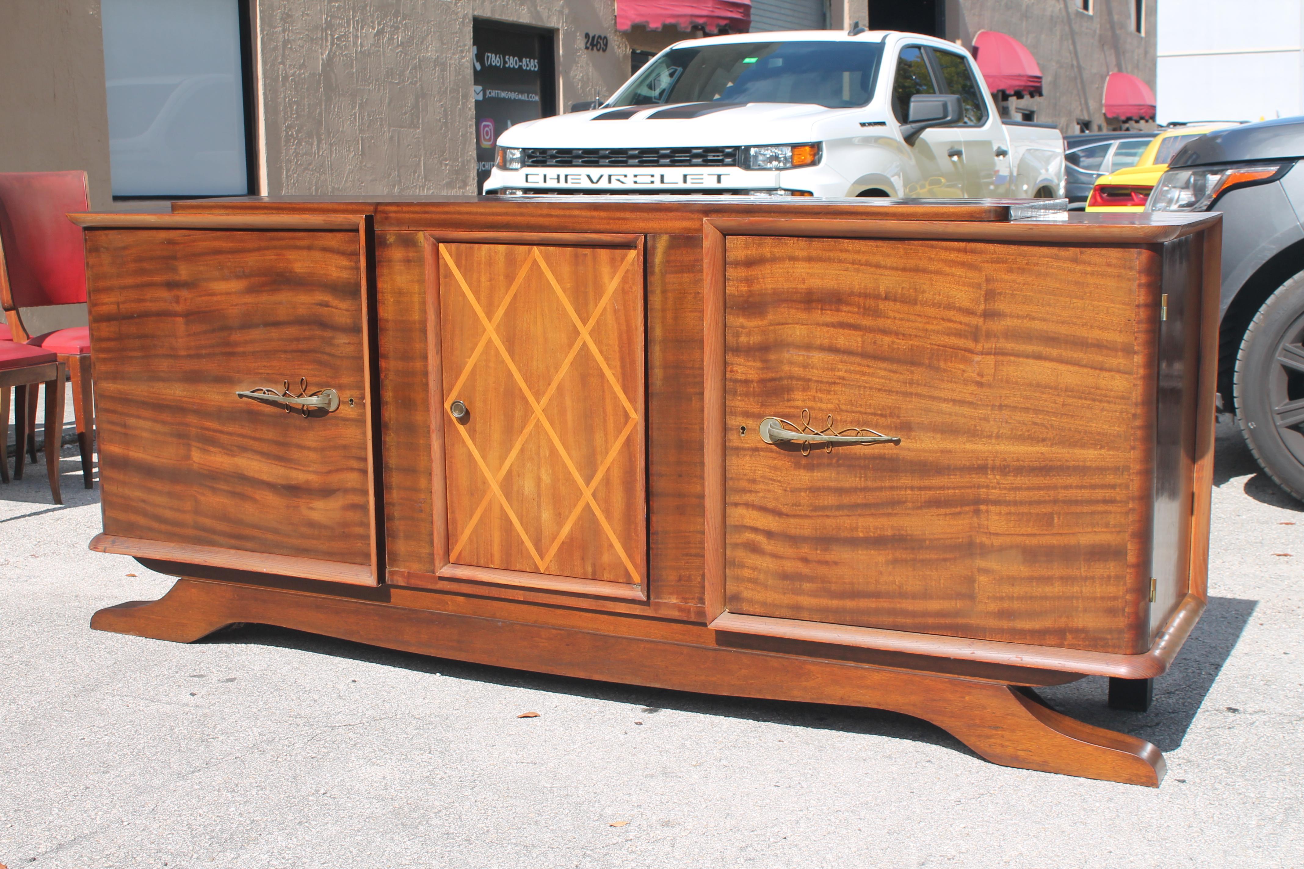 1930's French Art Deco Classic Exotic Walnut Buffet/ Sideboard/ Credenza In Good Condition For Sale In Opa Locka, FL