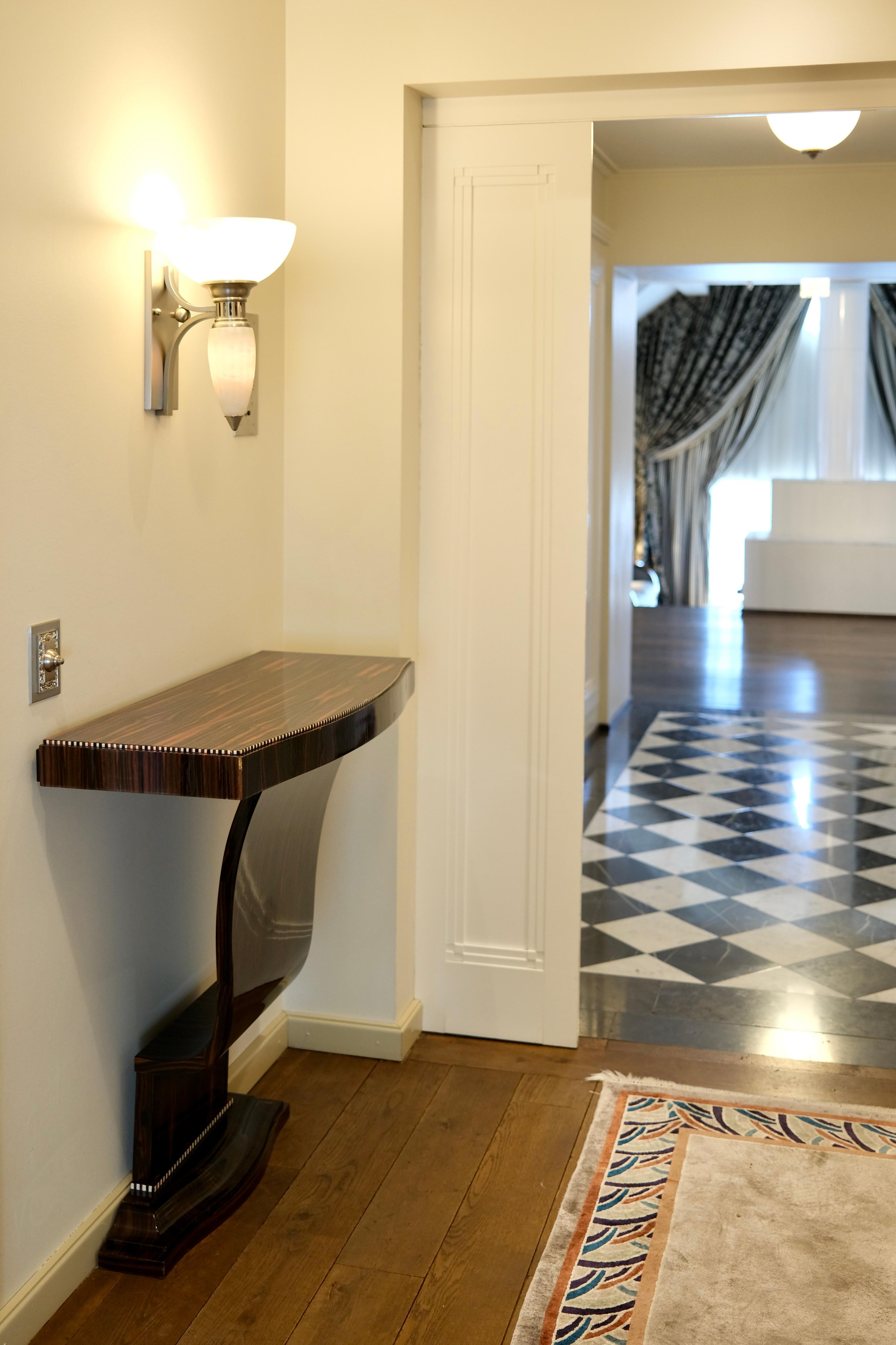 Console table 
Edge with two-tone inlays
Macassar, high gloss lacquered

Original Art Deco, France 1930s

Dimensions:
Width: 91 cm
height: 92 cm
Depth: 41 cm. 