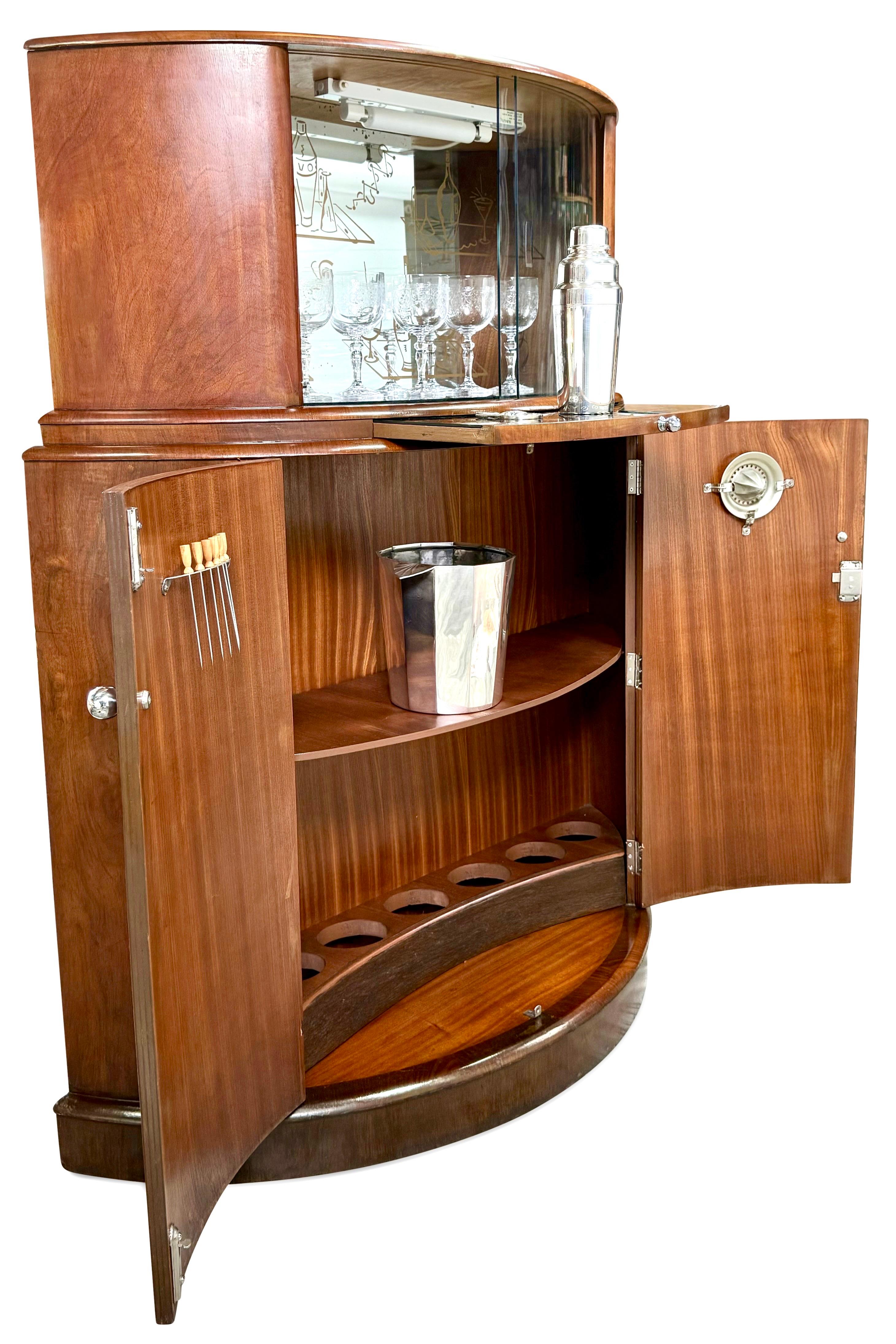 Français Meuble de bar ou de cocktail Demilune en noyer, art déco français des années 1930 en vente
