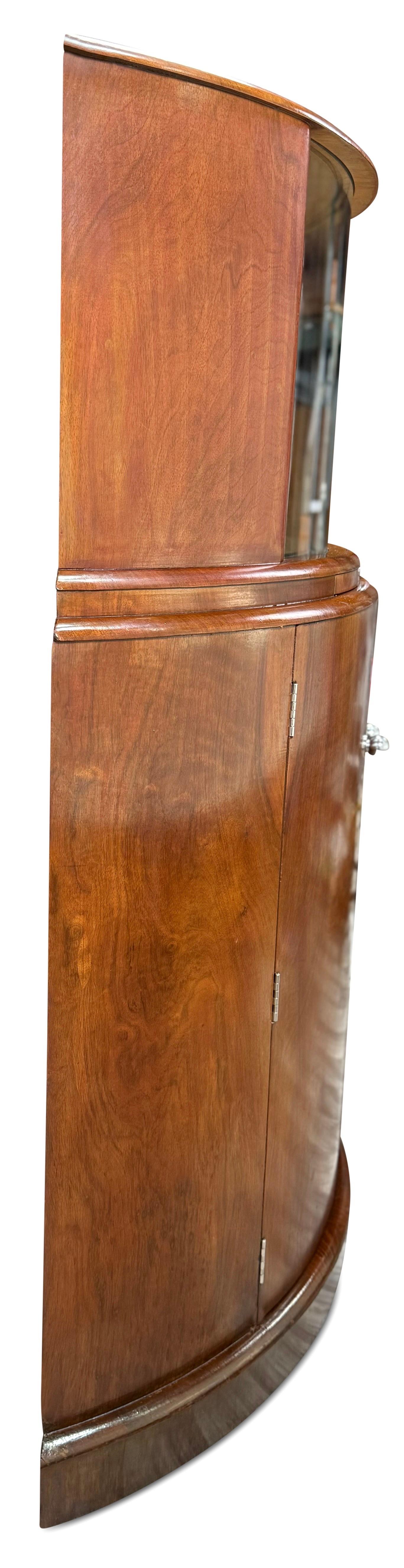 Meuble de bar ou de cocktail Demilune en noyer, art déco français des années 1930 Bon état - En vente à Brooklyn, NY