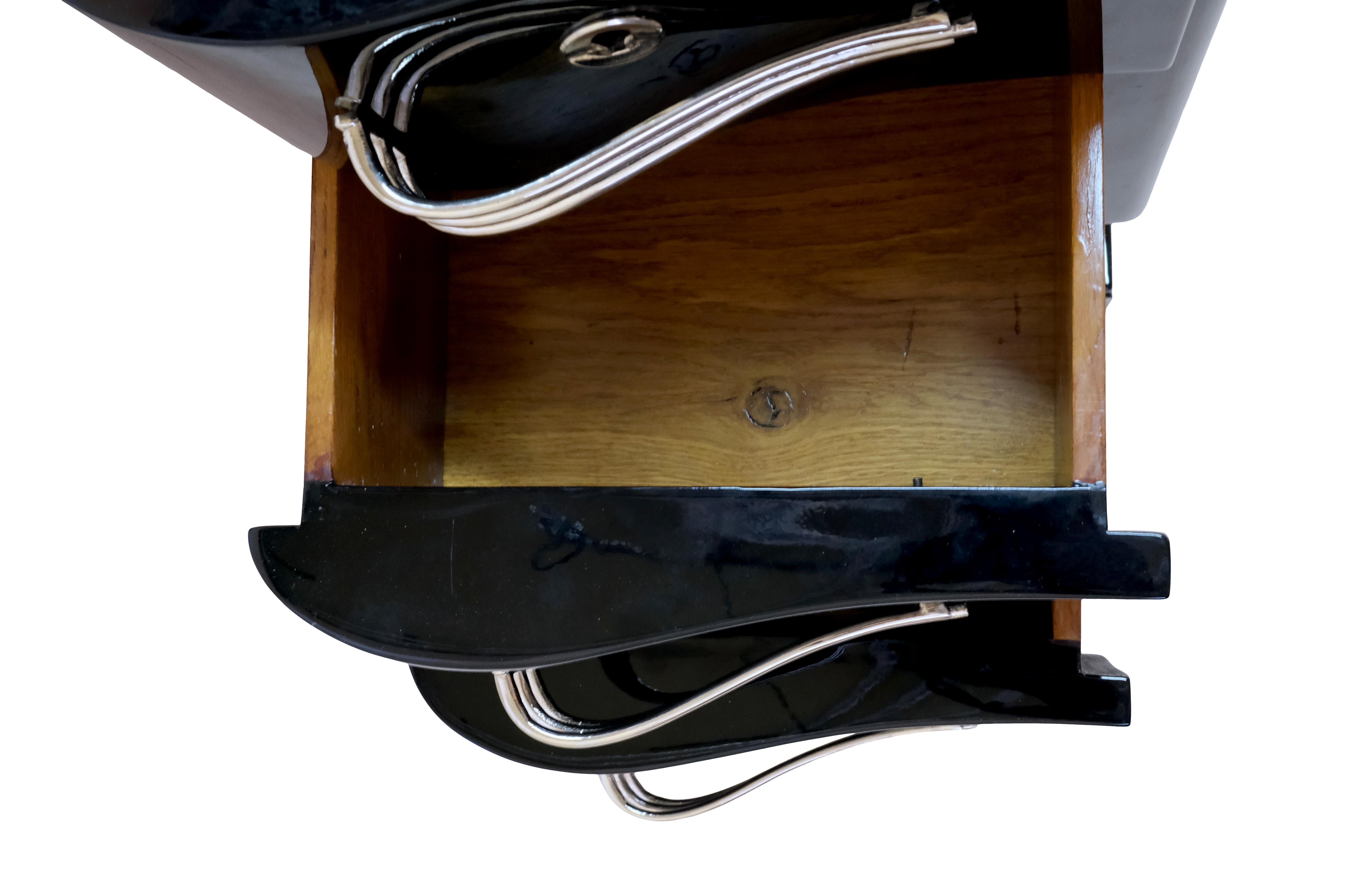 Französischer Art-Déco-Schreibtisch aus den 1930er Jahren in schwarzem Lack mit vernickelten Metallapplikationen im Angebot 1