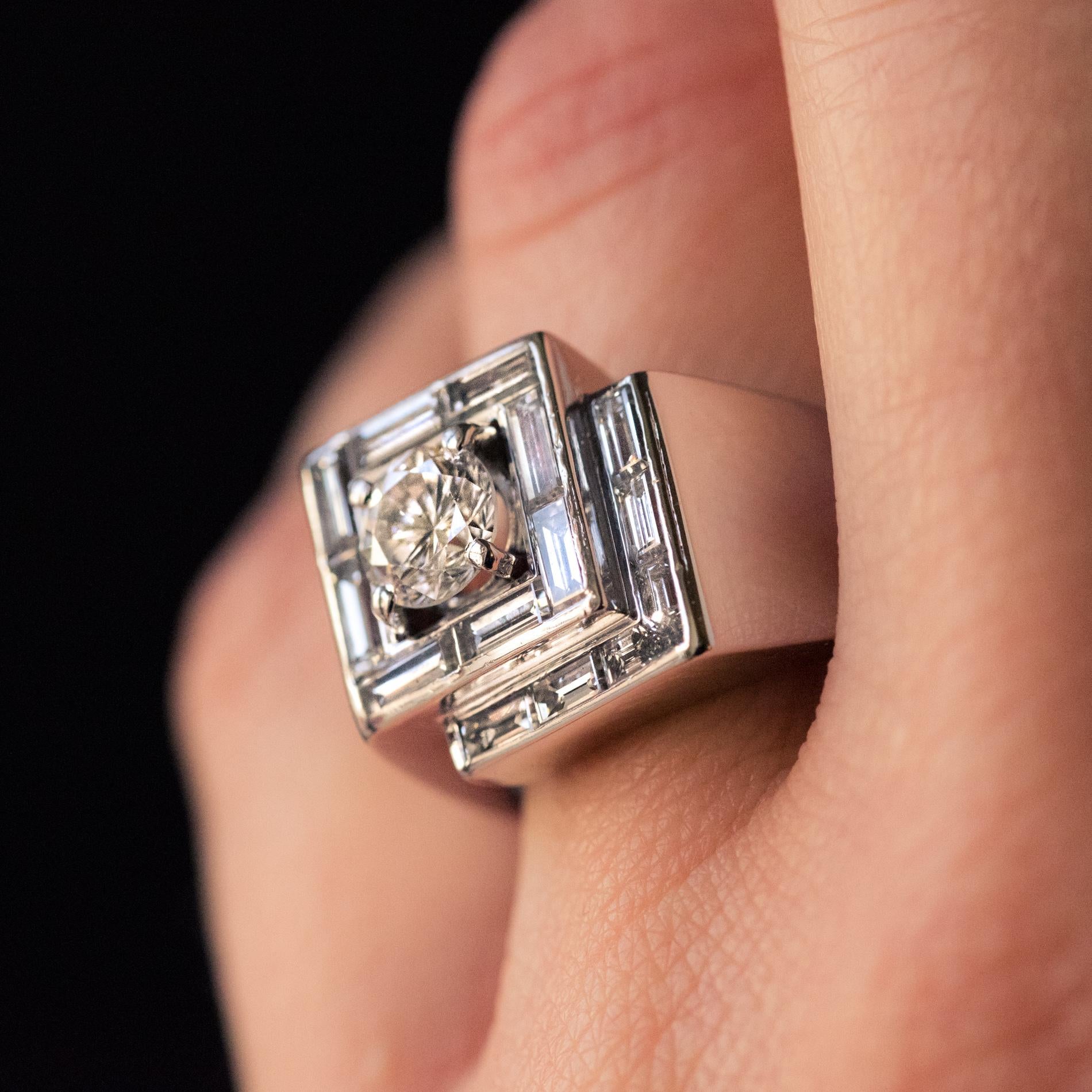 1930er Jahre Franzsisch Art Deco Diamanten Platin asymmetrischen Ring (Brillantschliff) im Angebot