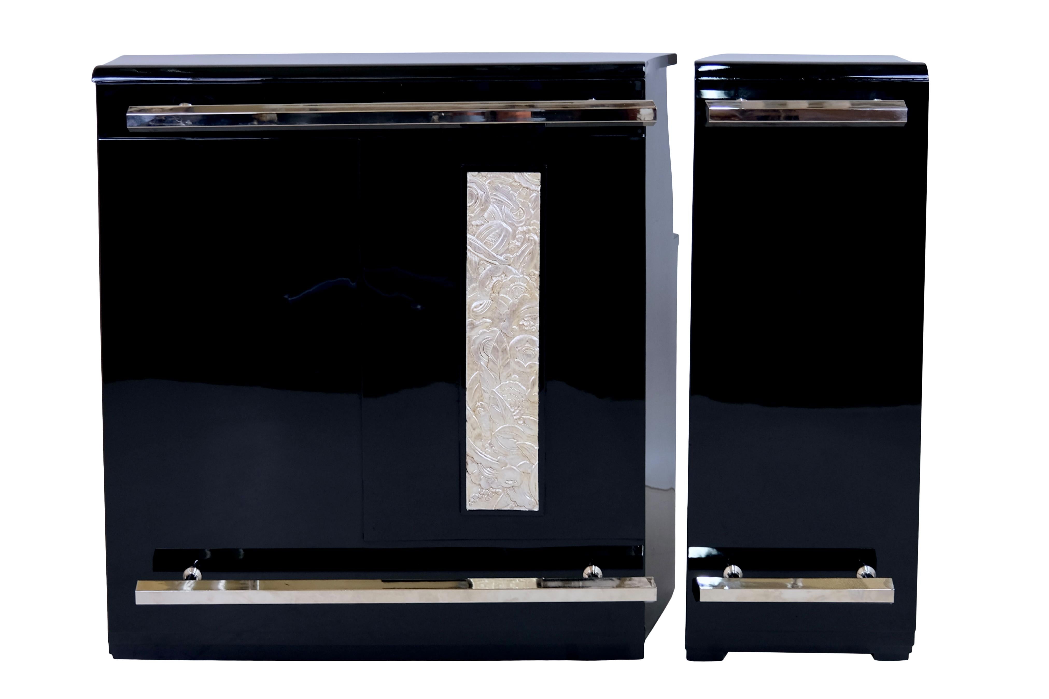 Two-piece bar furniture
Art Deco typical floral ornamentation
High Gloss Black Piano Lacquer
Fittings, nickel-plated
Versatile compartments
Snap locks

Original Art Deco, France 1930s

Dimensions, main element:
Width: 106 cm
Height: 110 cm
Depth: 32