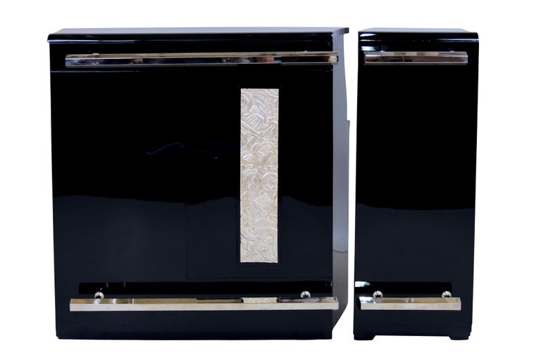 Two-piece bar furniture
Art Deco typical floral ornamentation
High Gloss Black Piano Lacquer
Fittings, nickel-plated
Versatile compartments
Snap locks

Original Art Deco, France 1930s

Dimensions, main element:
Width: 106 cm
Height: 110 cm
Depth: 32