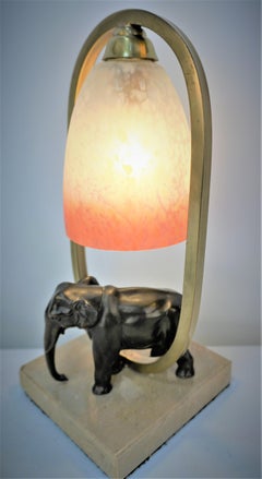 Lampe de table Art Déco française des années 1930 en verre d'art éléphant