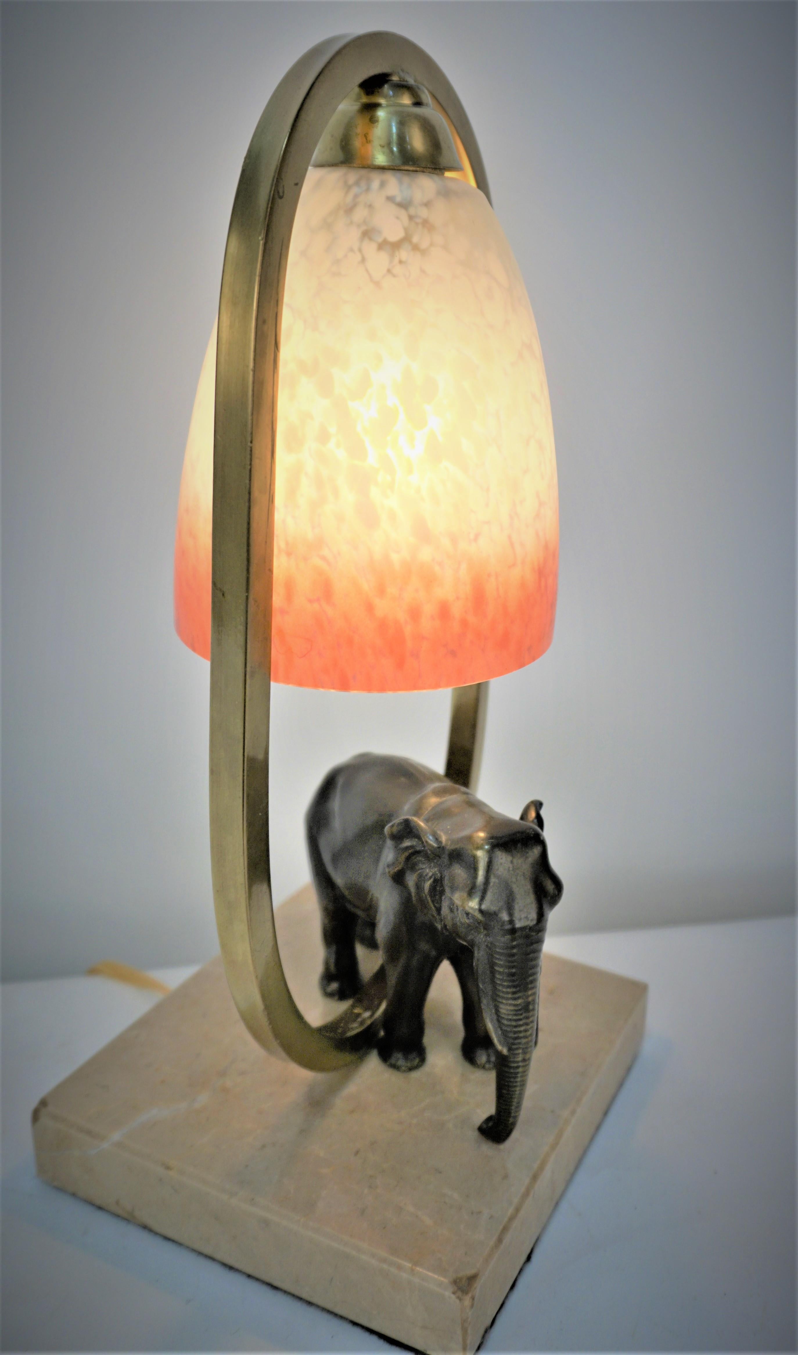 1930's French Art Deco Elephant Art Glass Table Lamp In Good Condition For Sale In Fairfax, VA