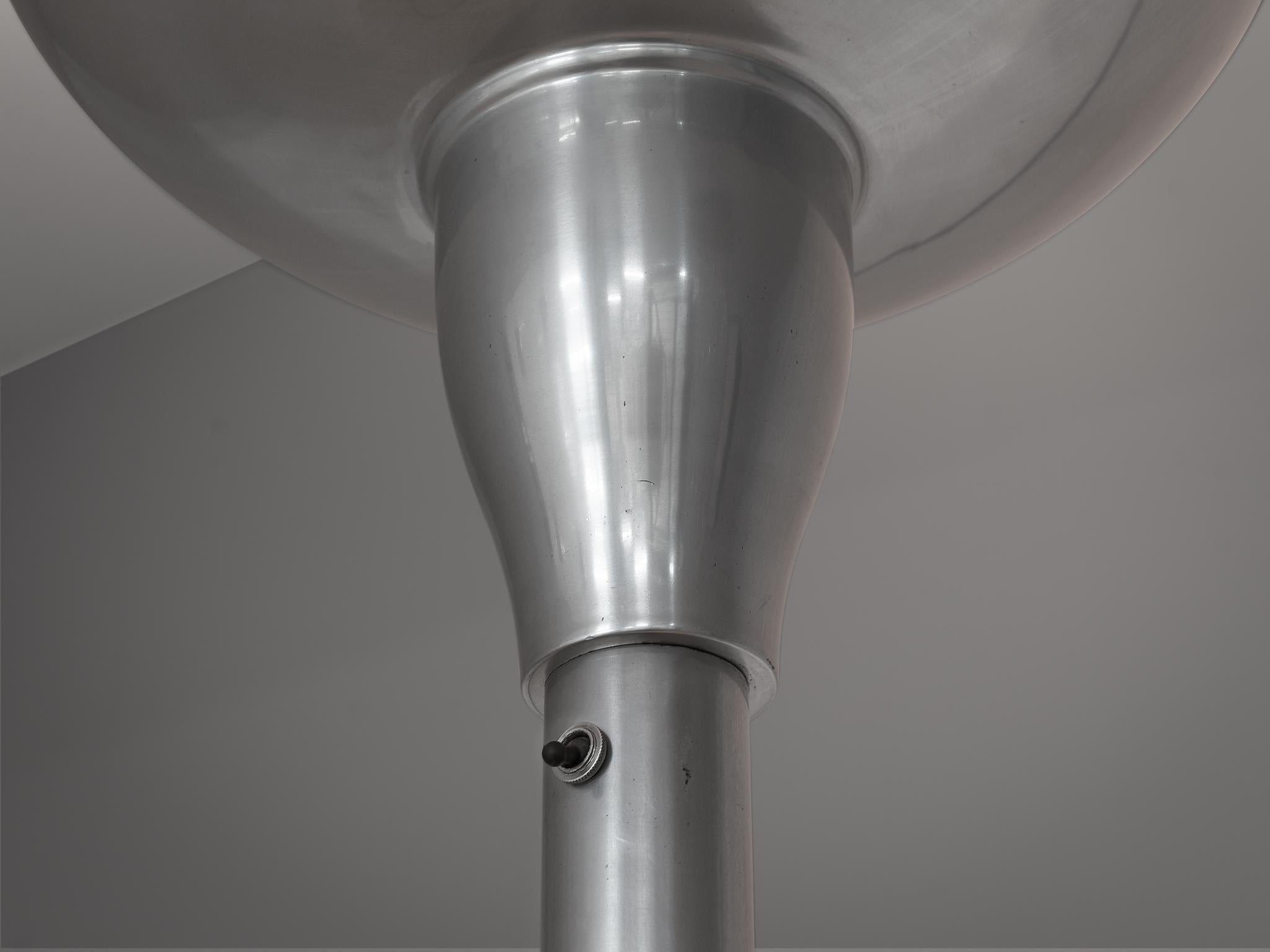 Lampadaire Art Déco français des années 1930 en aluminium Bon état à Waalwijk, NL