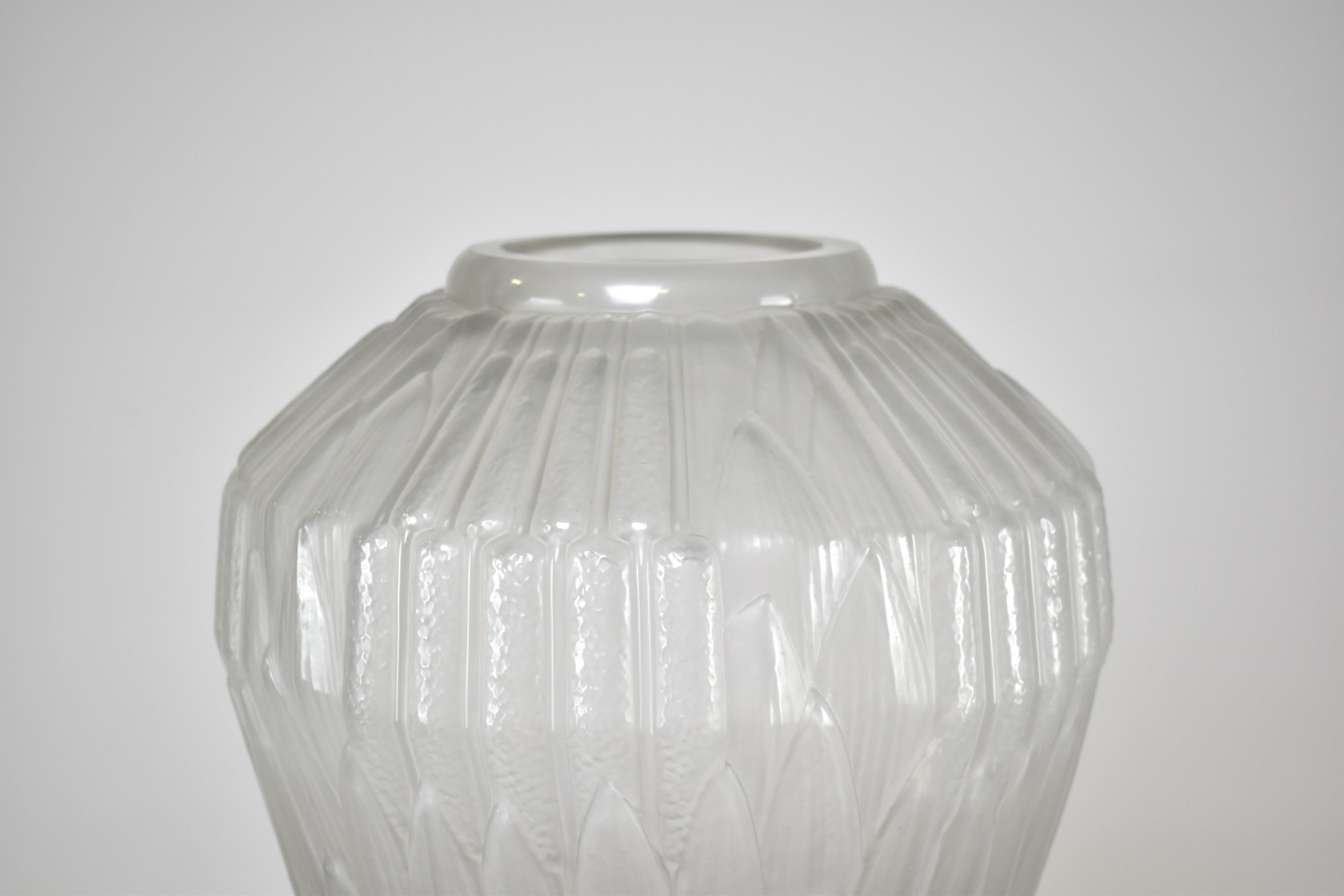 Francese Vaso in vetro smerigliato Art Deco francese del 1930 di André Hunebelle in vendita