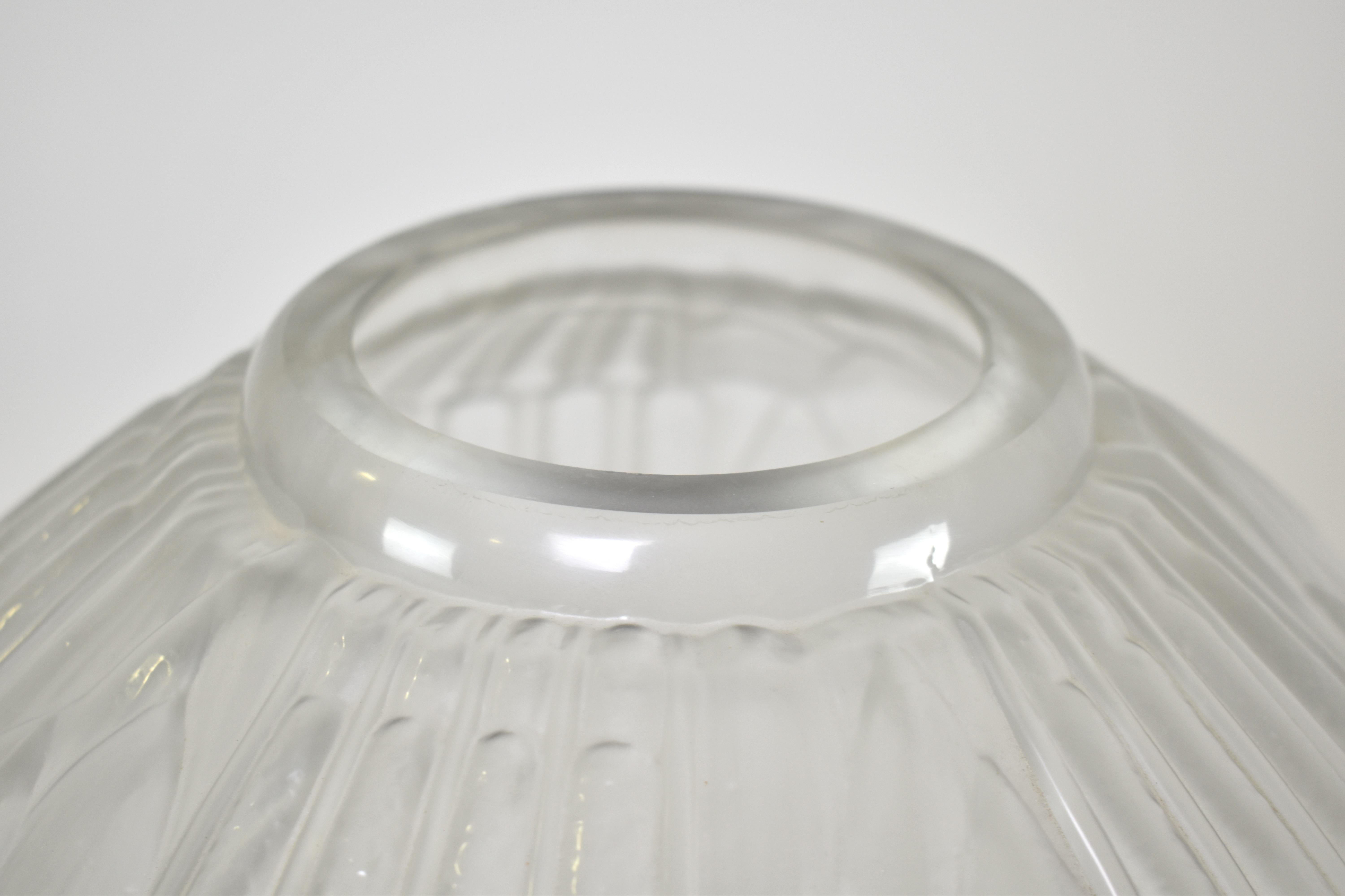 Satinato Vaso in vetro smerigliato Art Deco francese del 1930 di André Hunebelle in vendita