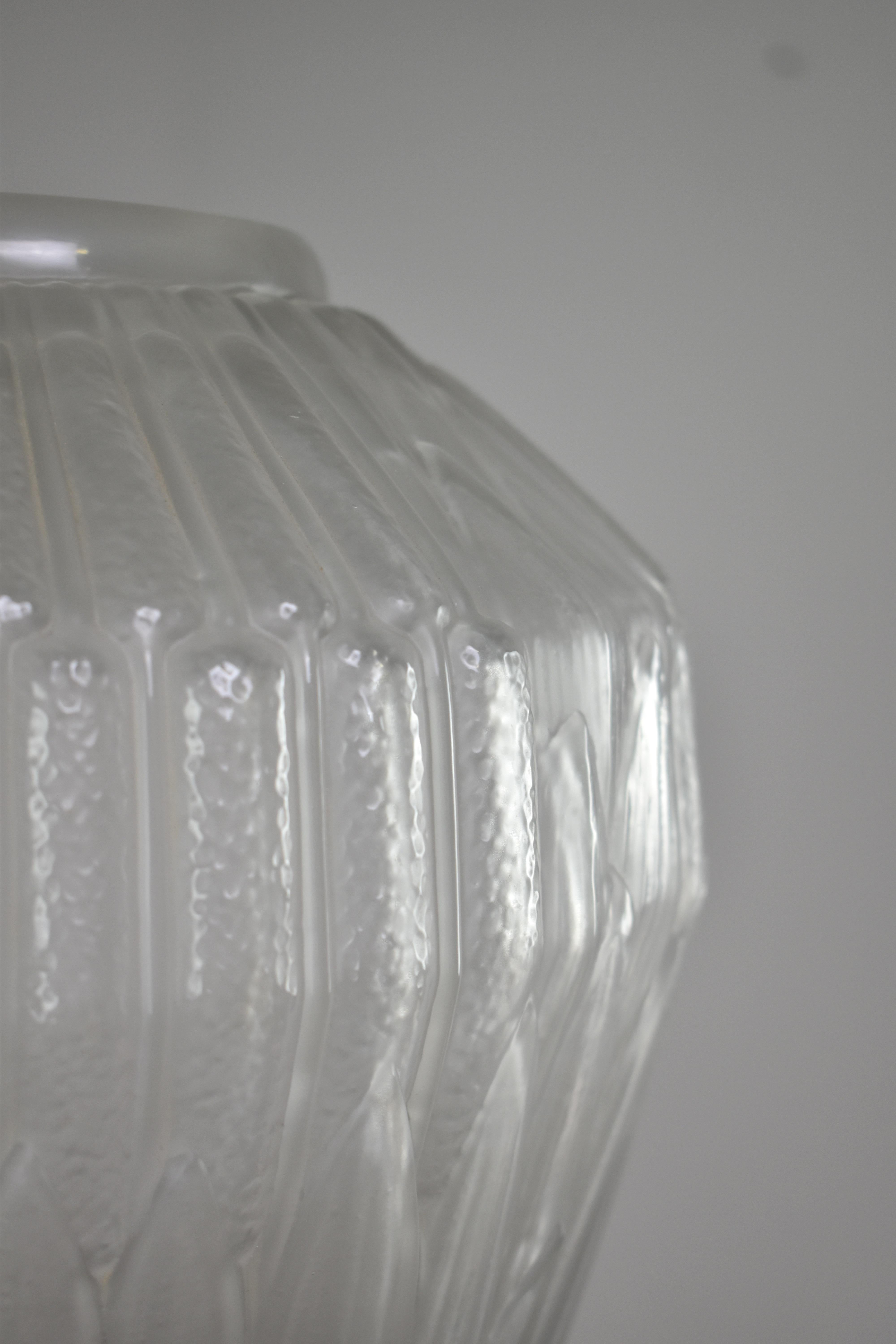 Metà XX secolo Vaso in vetro smerigliato Art Deco francese del 1930 di André Hunebelle in vendita