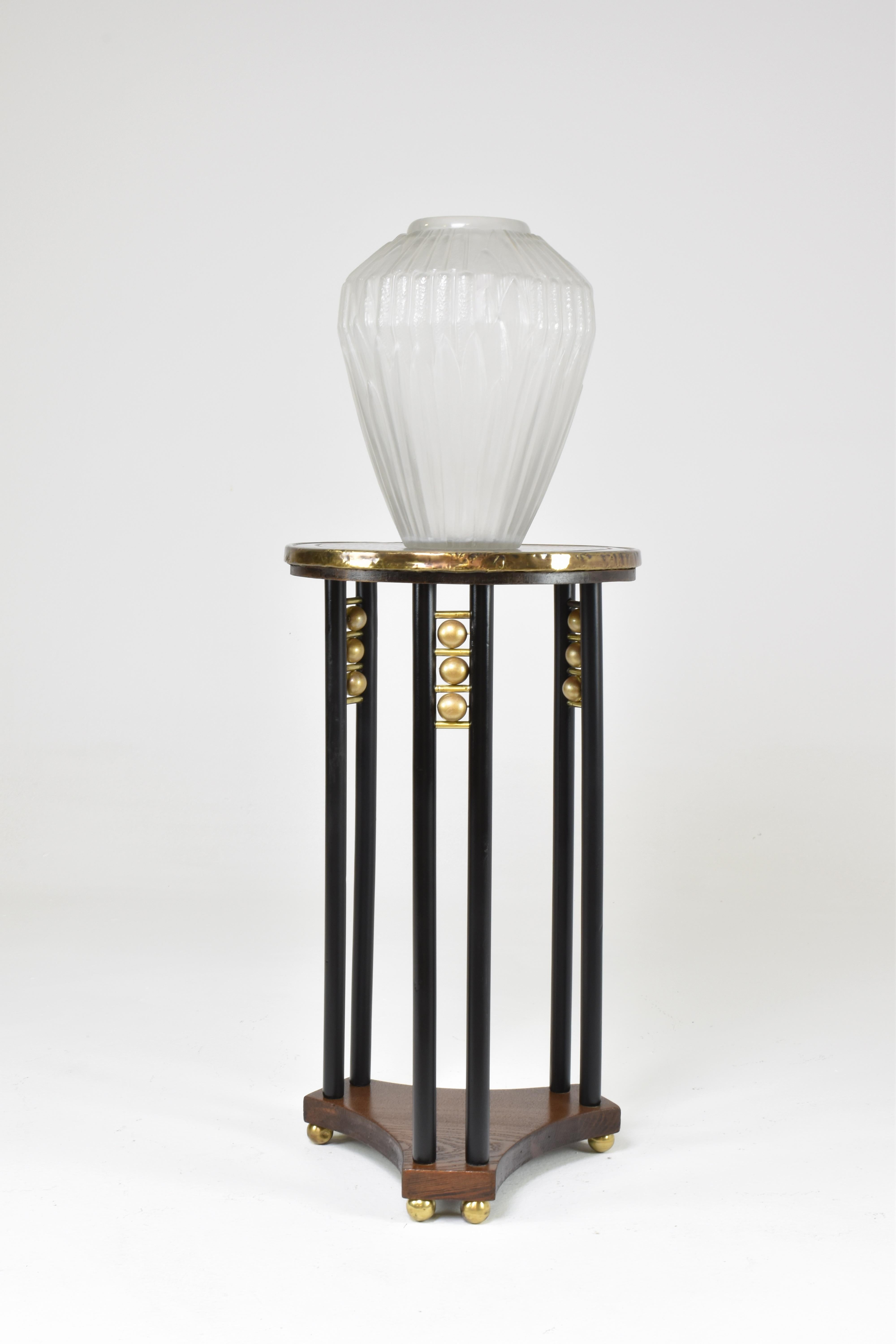 Vaso in vetro smerigliato Art Deco francese del 1930 di André Hunebelle in vendita 1