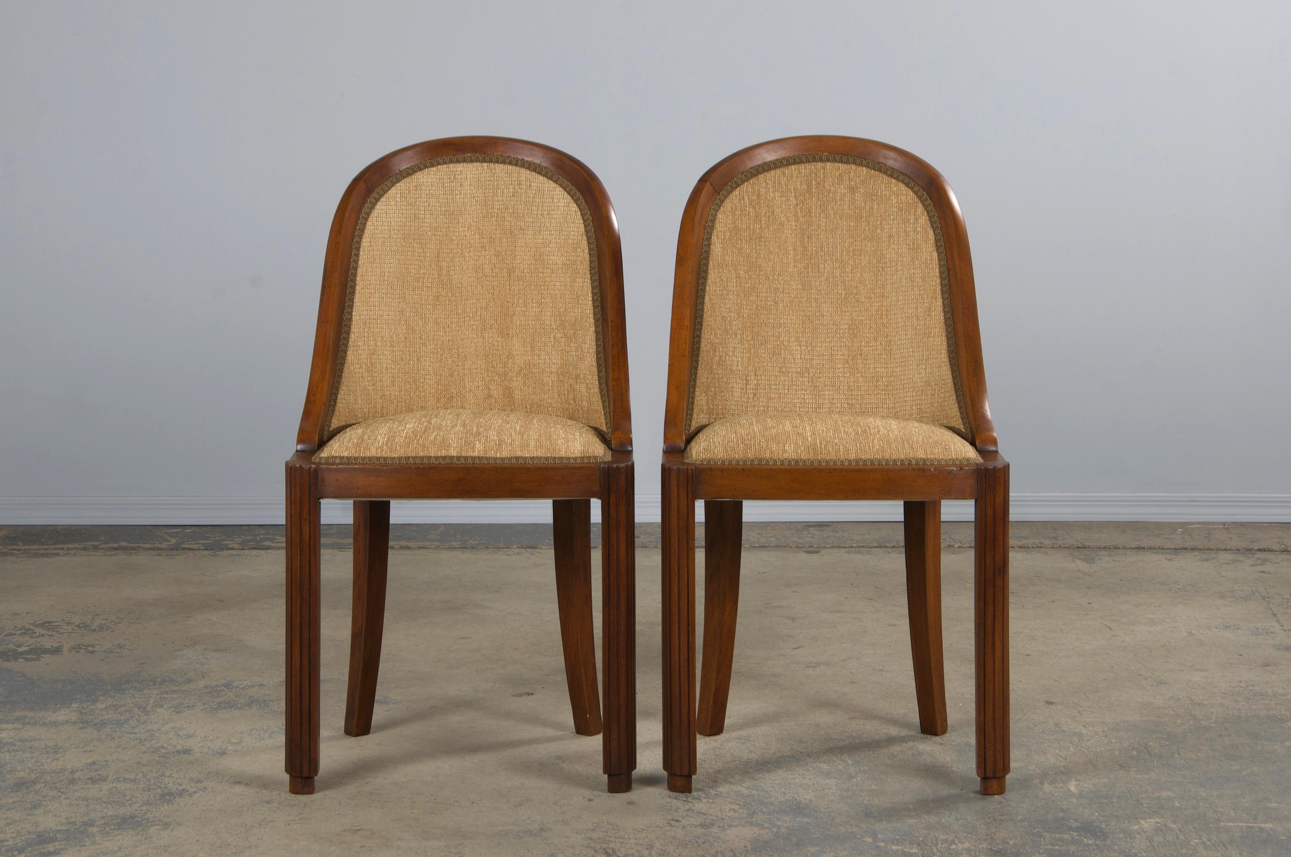 Intagliato a mano Sedie da pranzo francesi Art Deco Gondola in noce del 1930 con ciniglia di bronzo - Set di 6 in vendita
