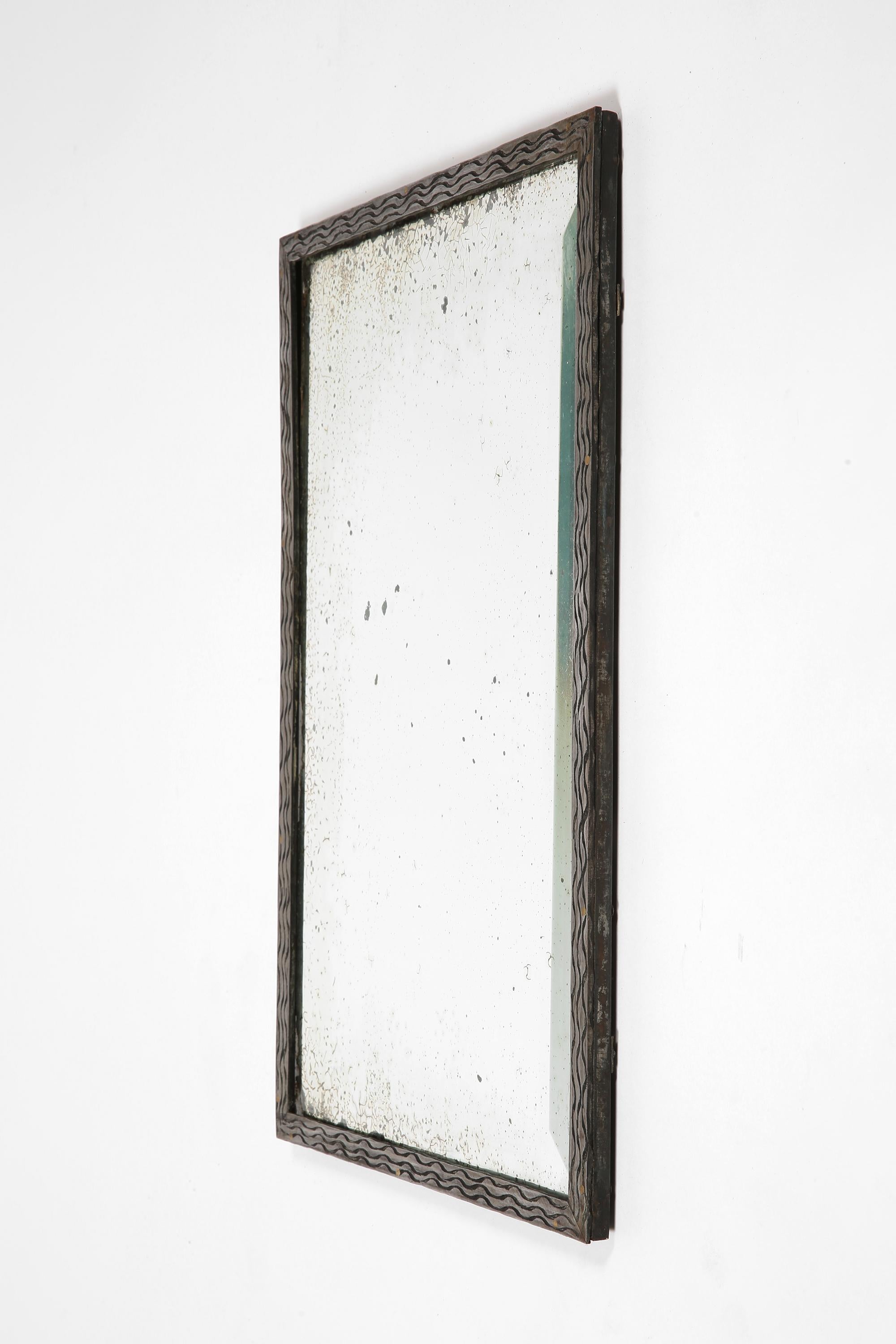 Français Miroir en fer martelé Art Deco français des années 1930 en vente